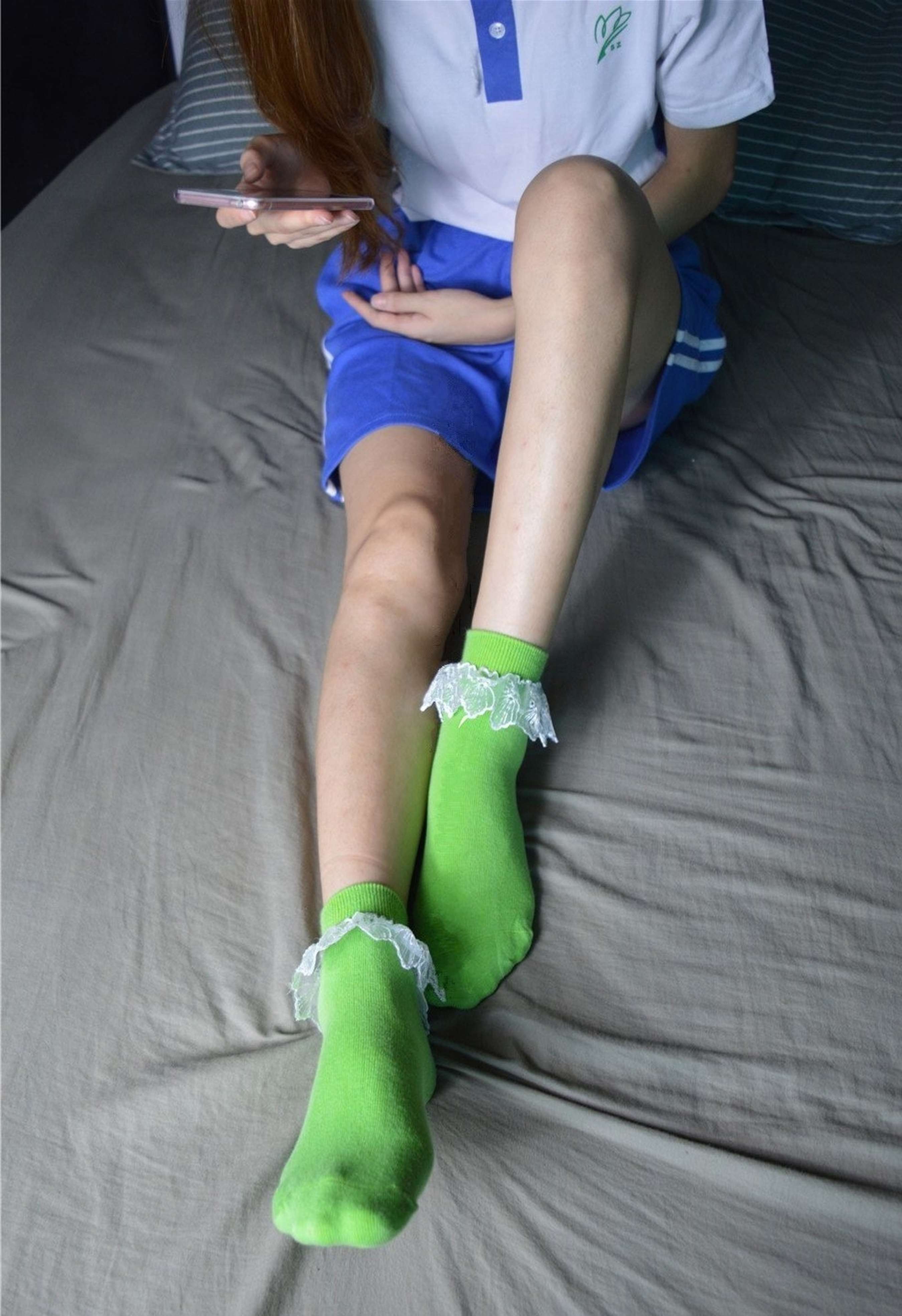 《小姑娘校服の嫩足》作品图