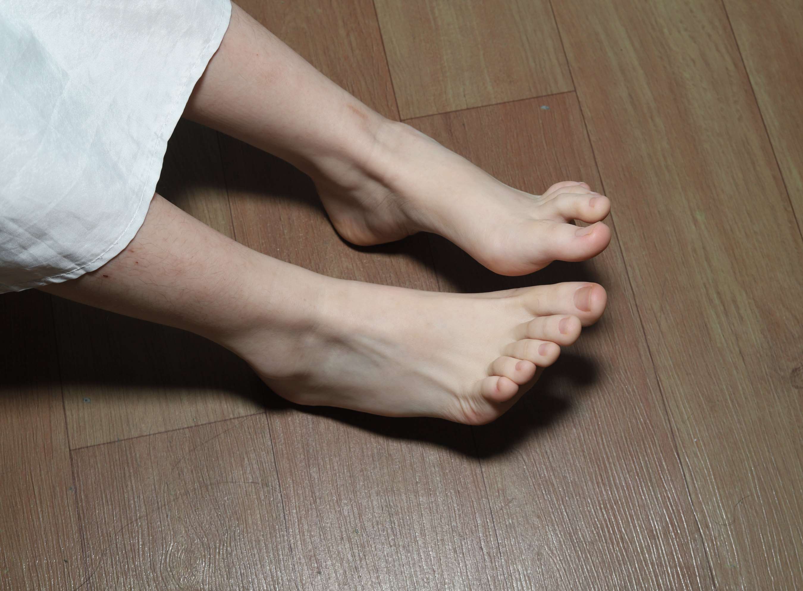 《琪琪小姐姐的脚底被挠红了》作品图