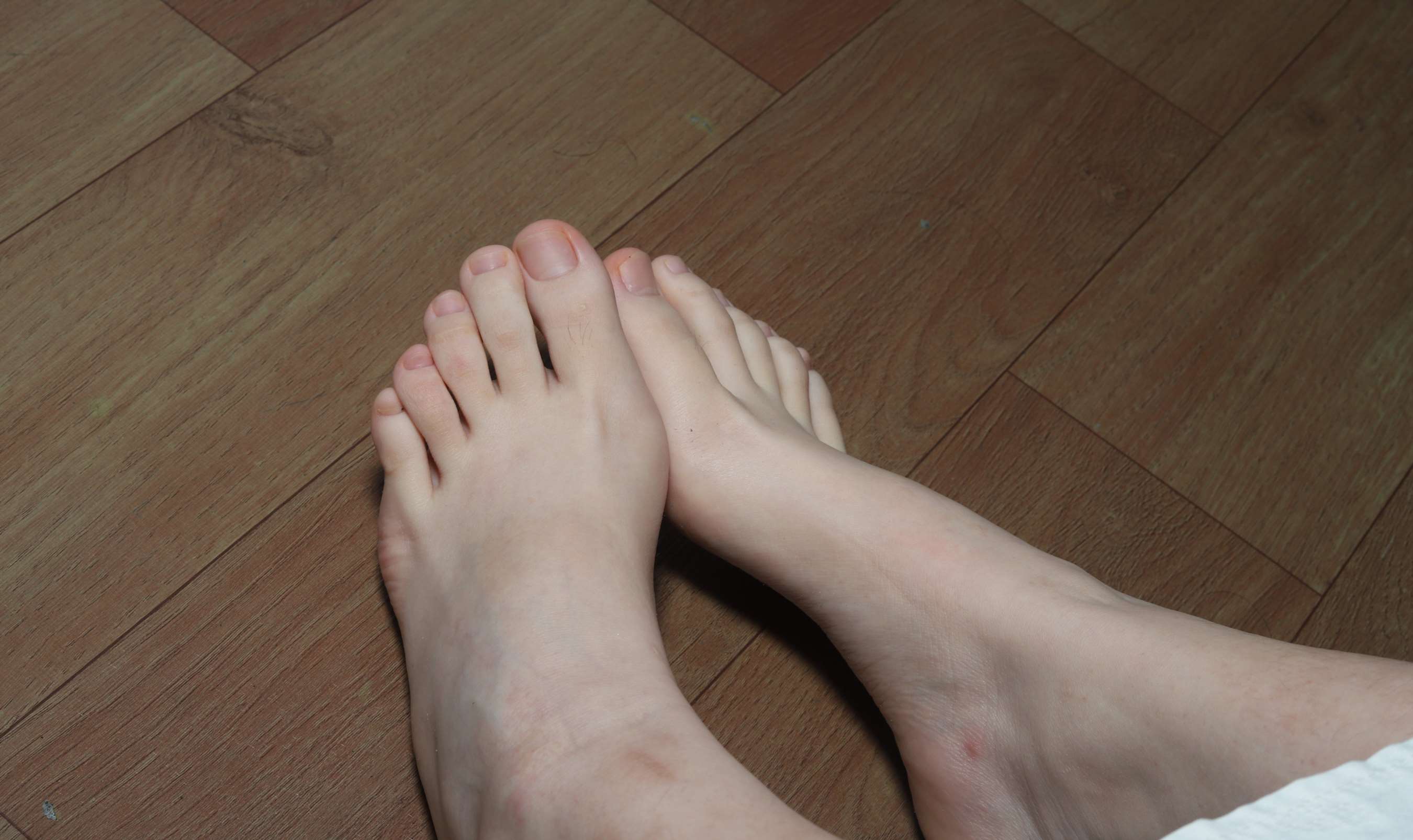 《琪琪小姐姐的脚底被挠红了》作品图