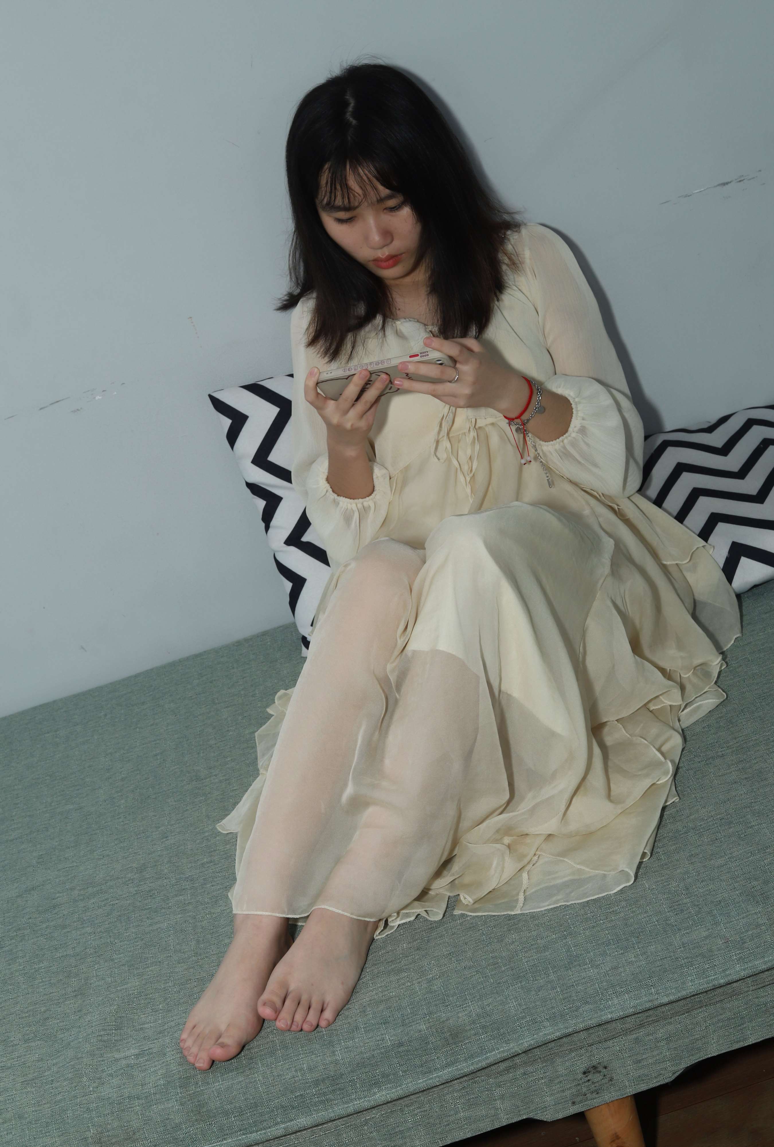 《彩欣小姐姐穿上可爱裙子展示脚丫》作品图