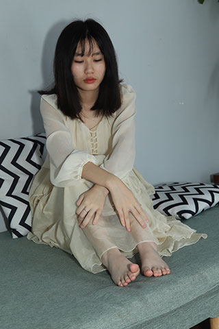 彩欣小姐姐穿上可爱裙子展示脚丫