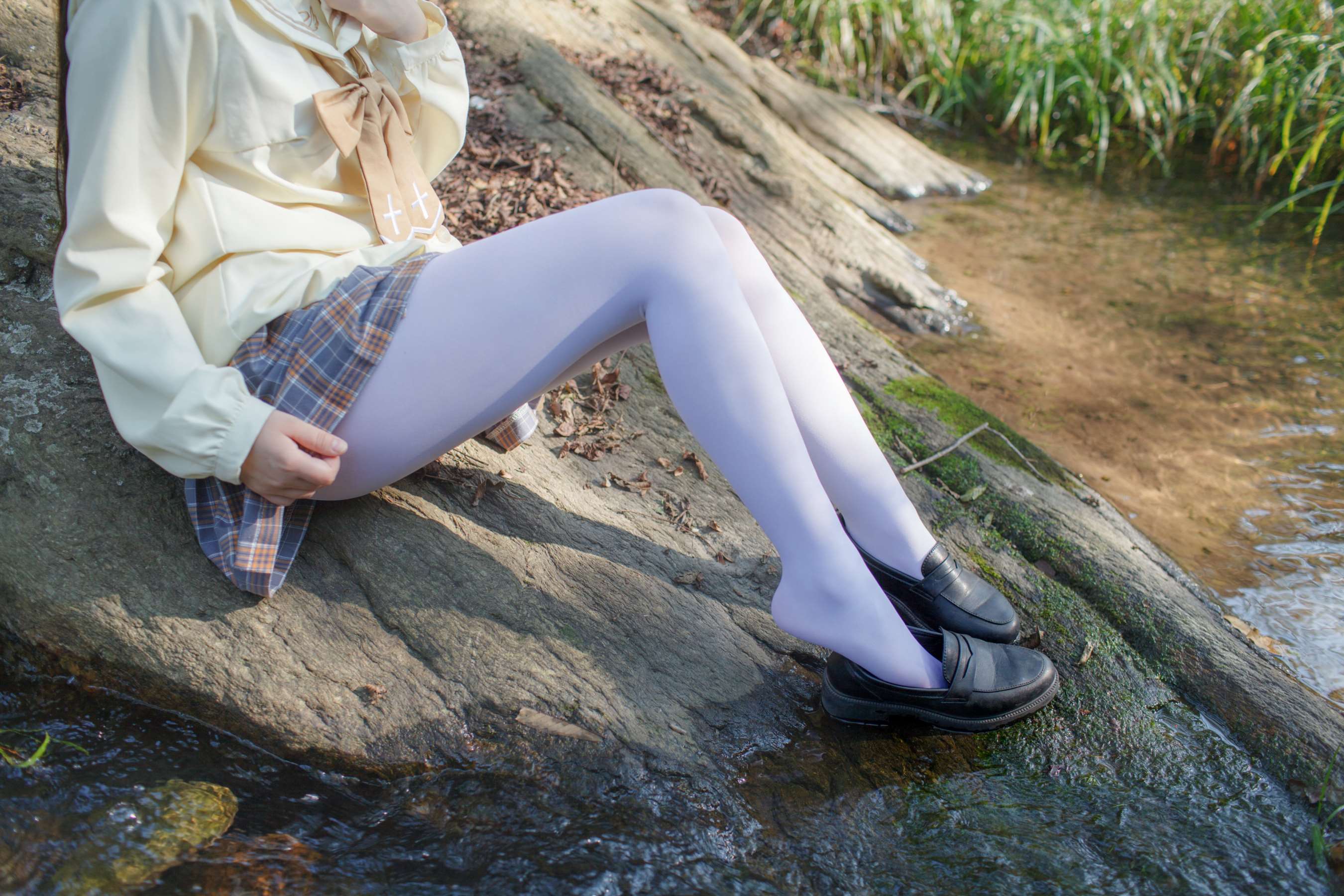 《学姐白丝袜脚》作品图