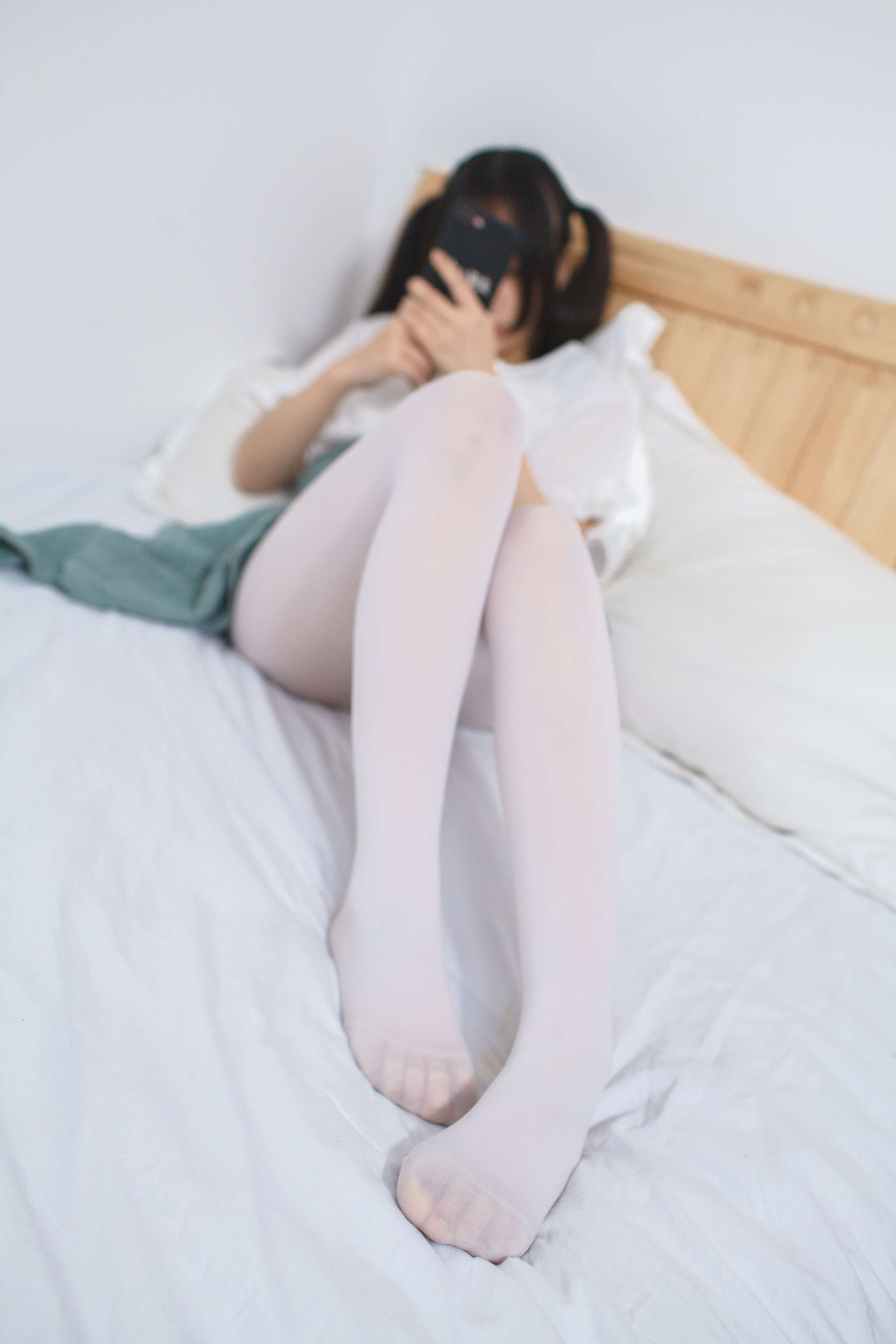 《小姐姐旅馆床上展白丝足》作品图