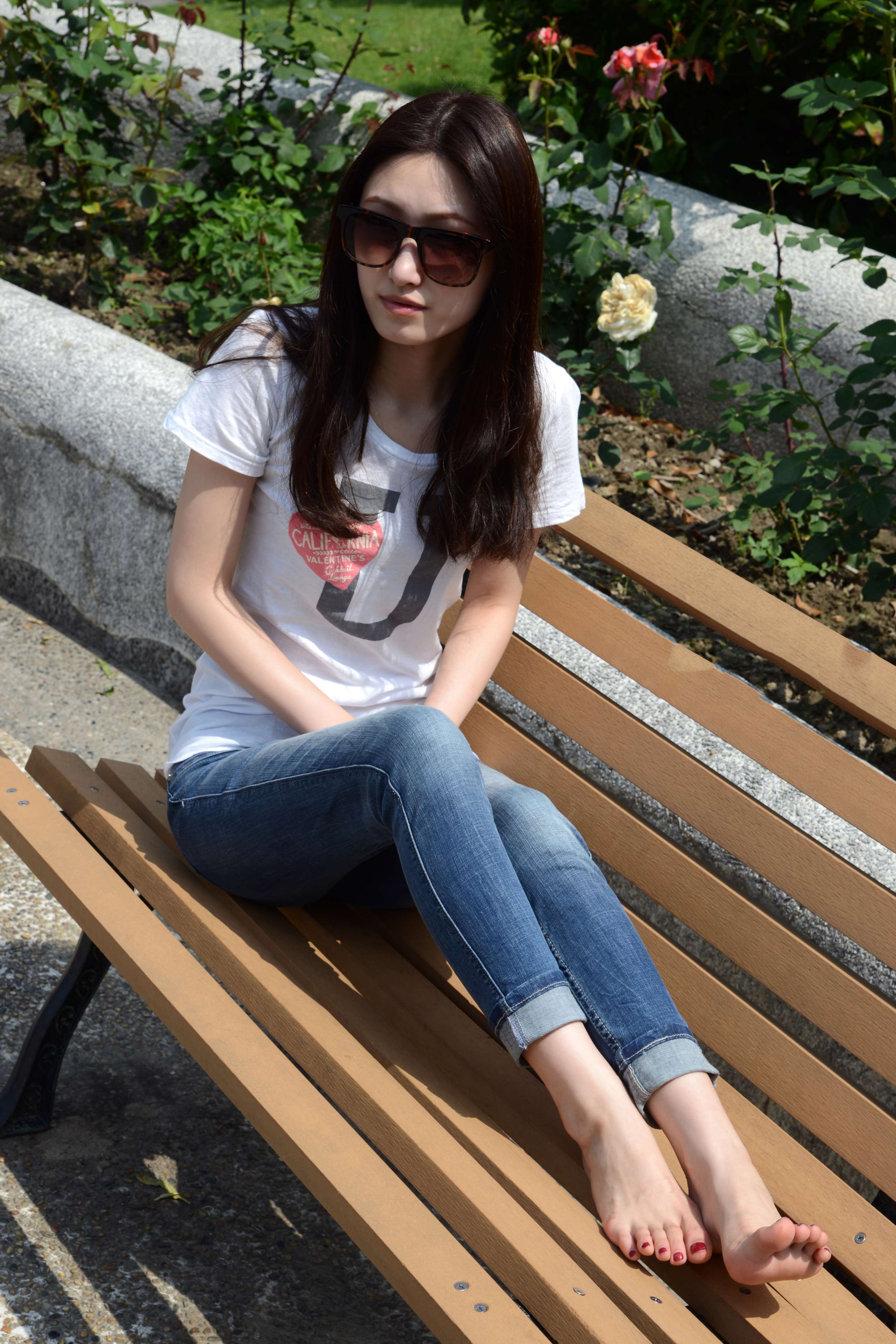 《墨镜牛仔の嫩足少女》作品图