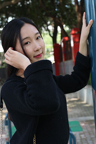公园板凳上小姐姐的裸足