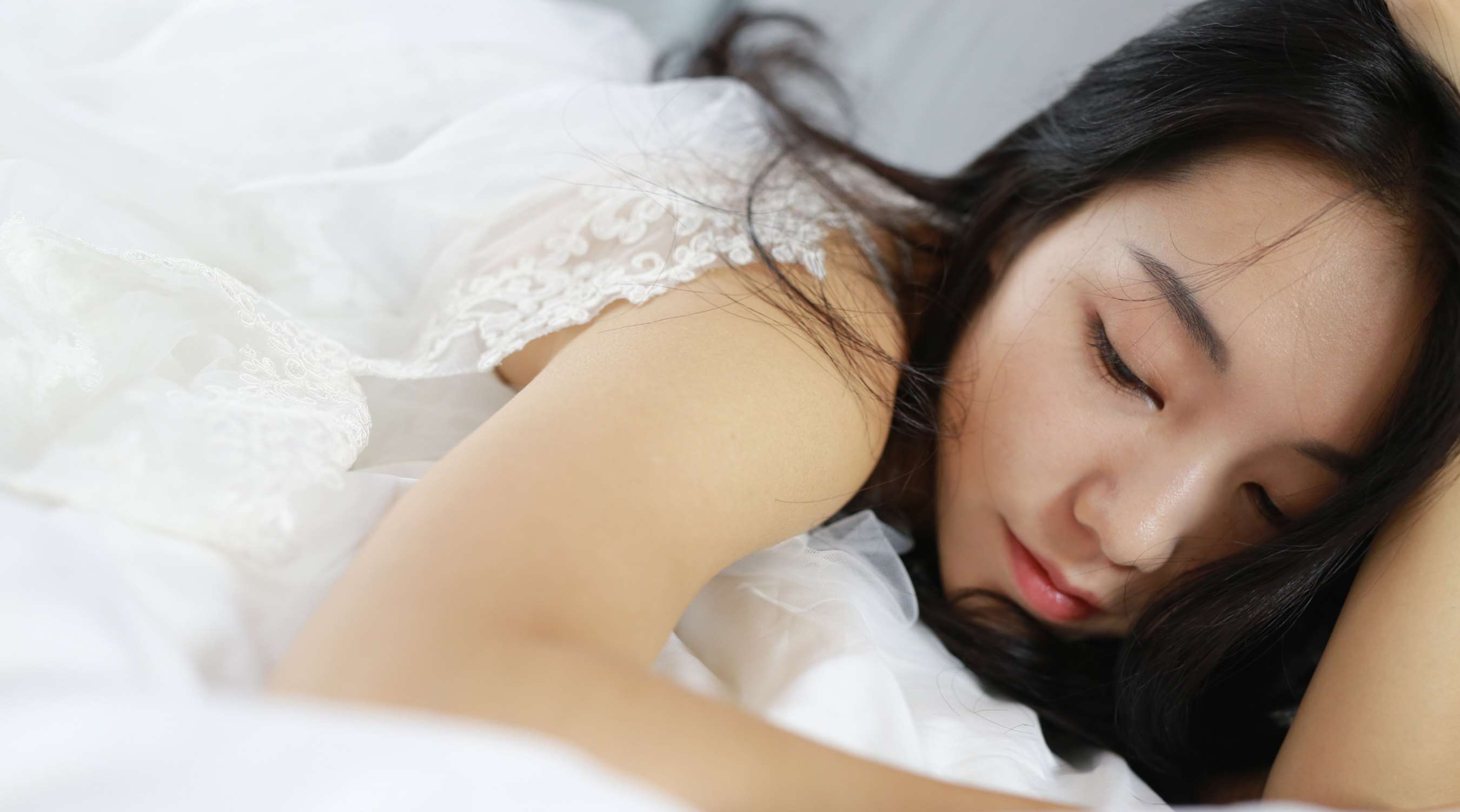 《小姐姐白裙の裸足》作品图