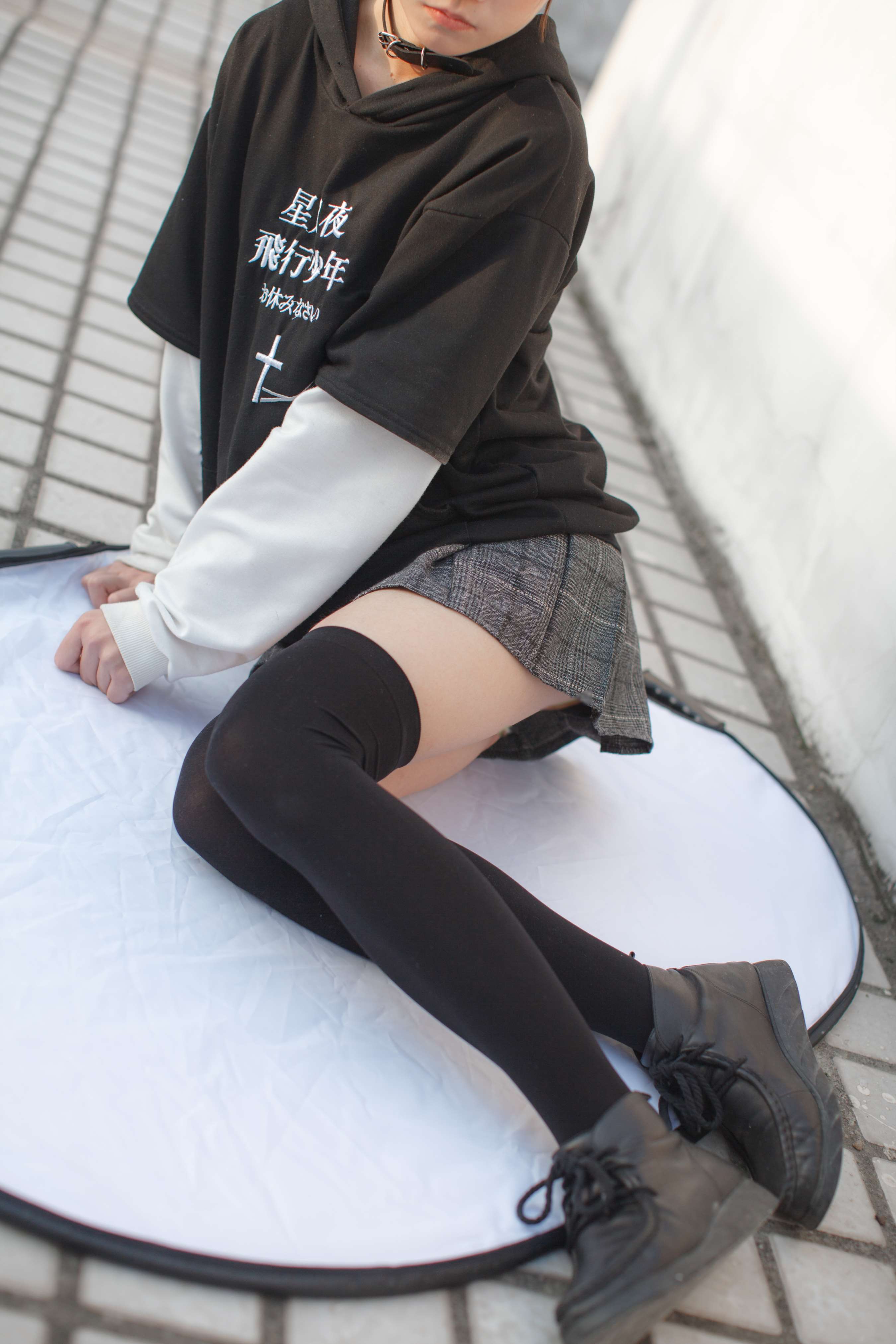 《天台上的黑丝少女》作品图