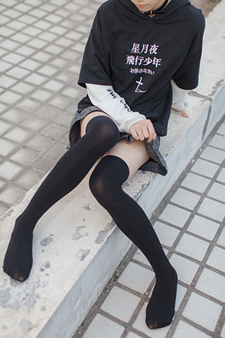 天台上的黑丝少女