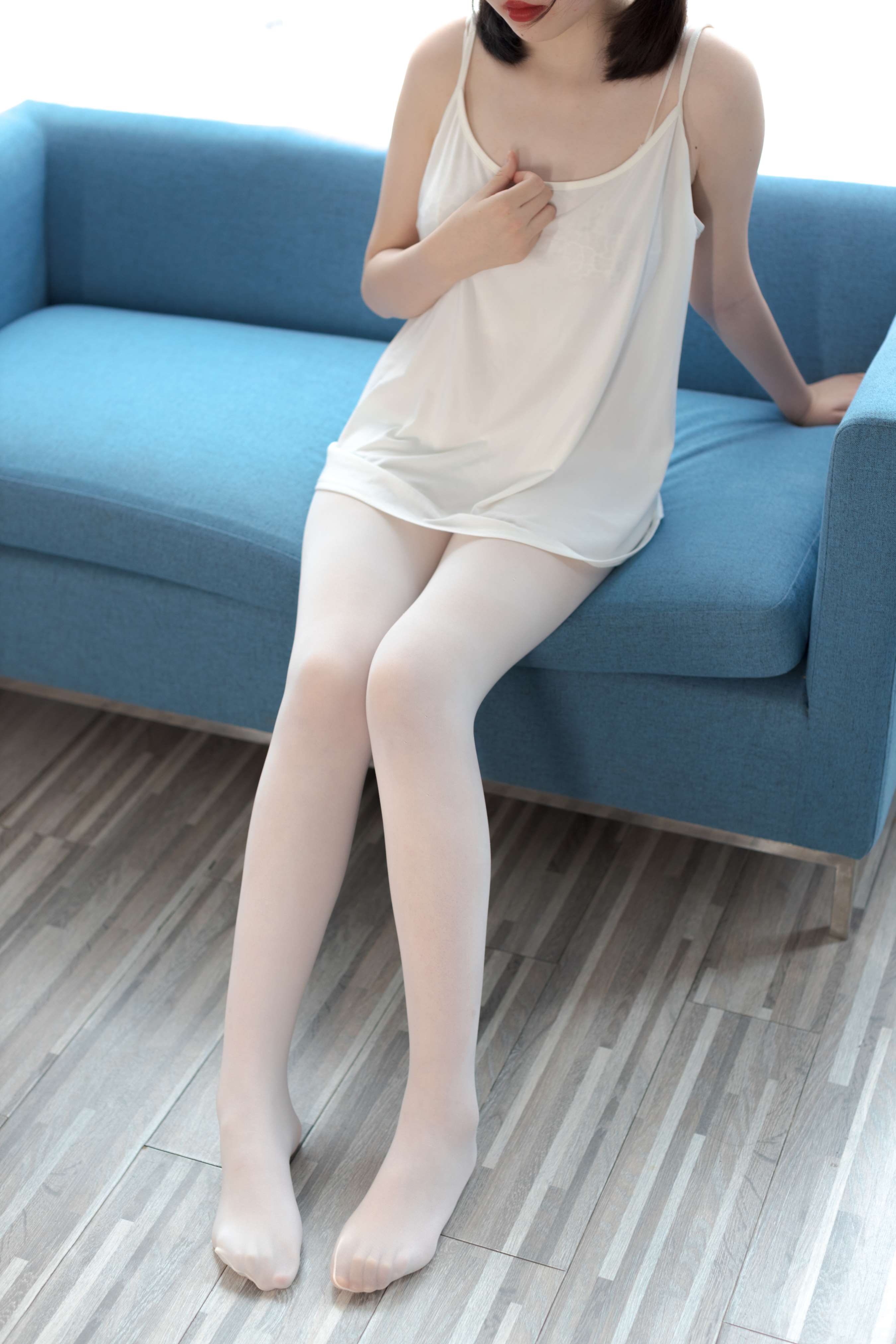 《小姐姐沙发上吊带の白色足》作品图