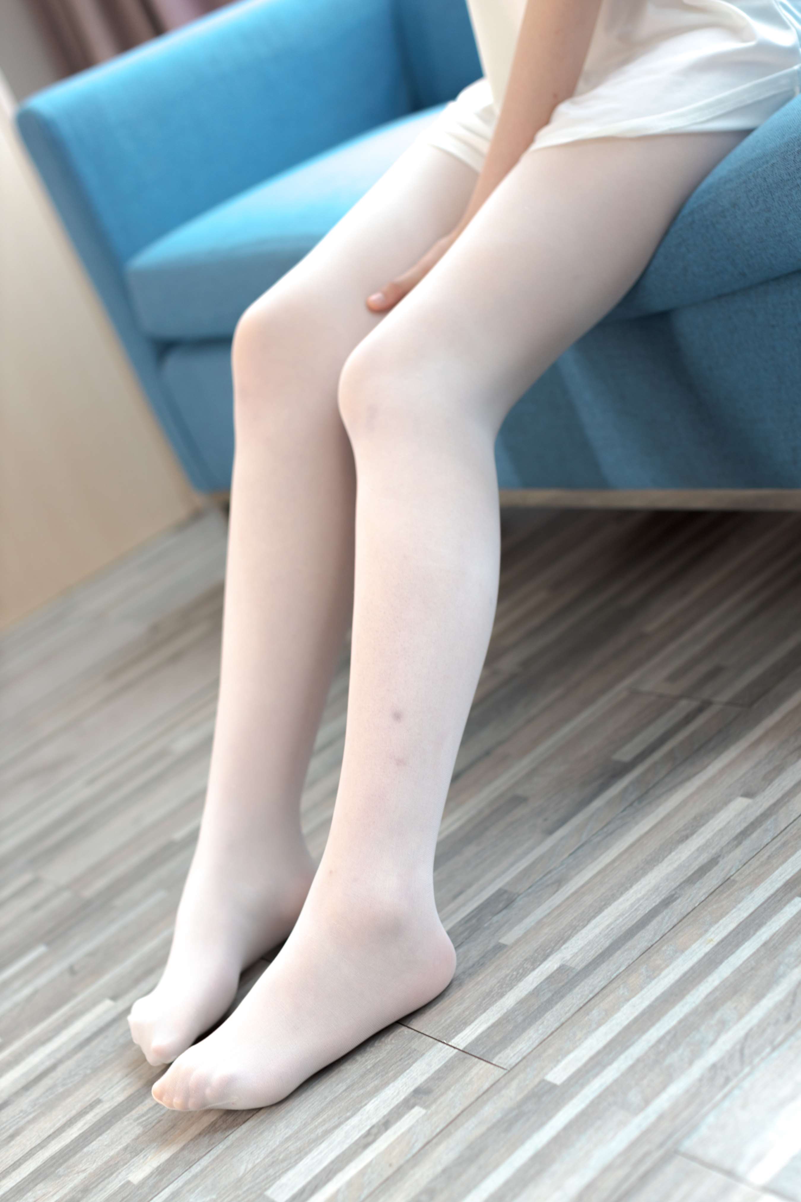 《小姐姐沙发上吊带の白色足》作品图