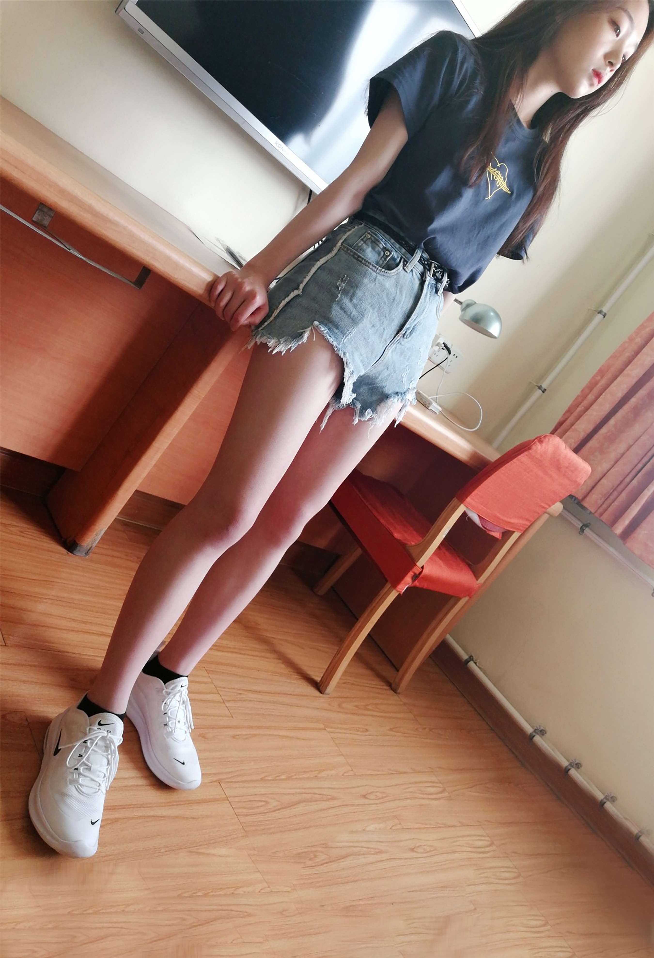 《热裤船袜少女》作品图