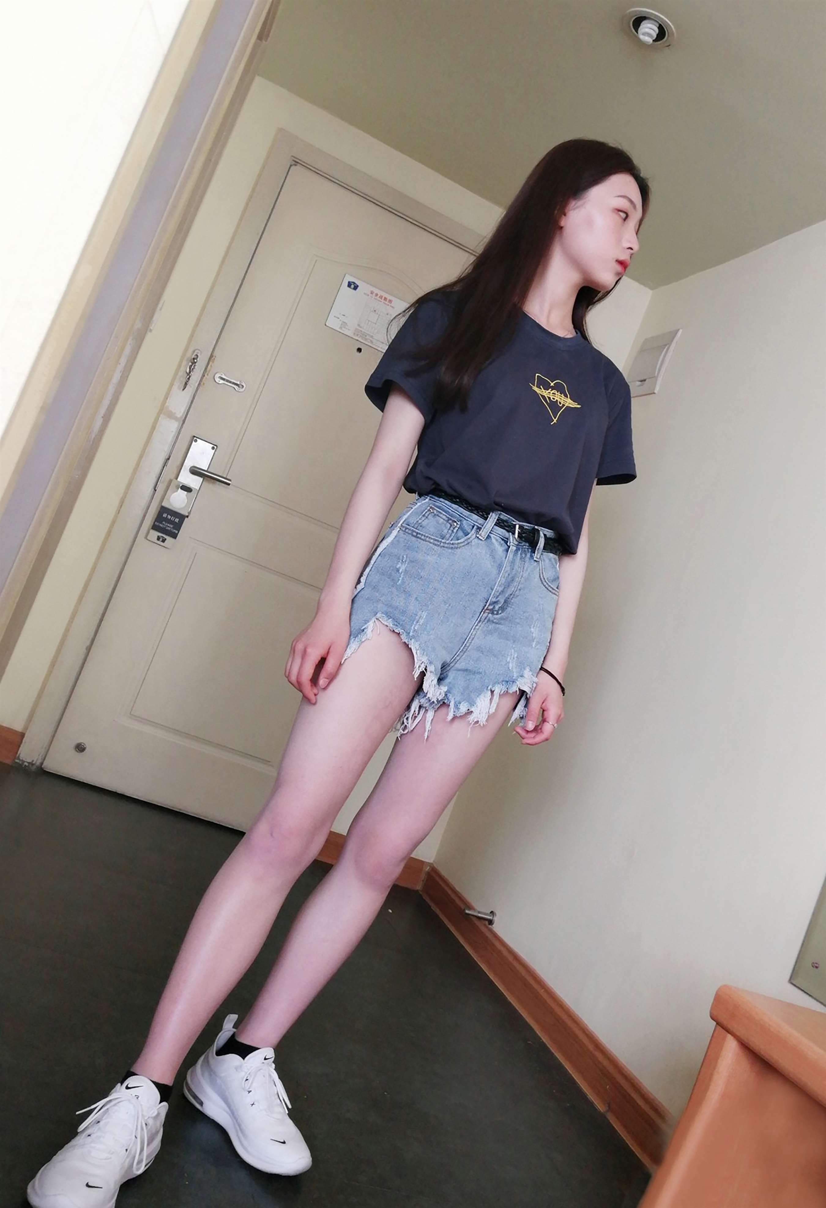 《热裤船袜少女》作品图