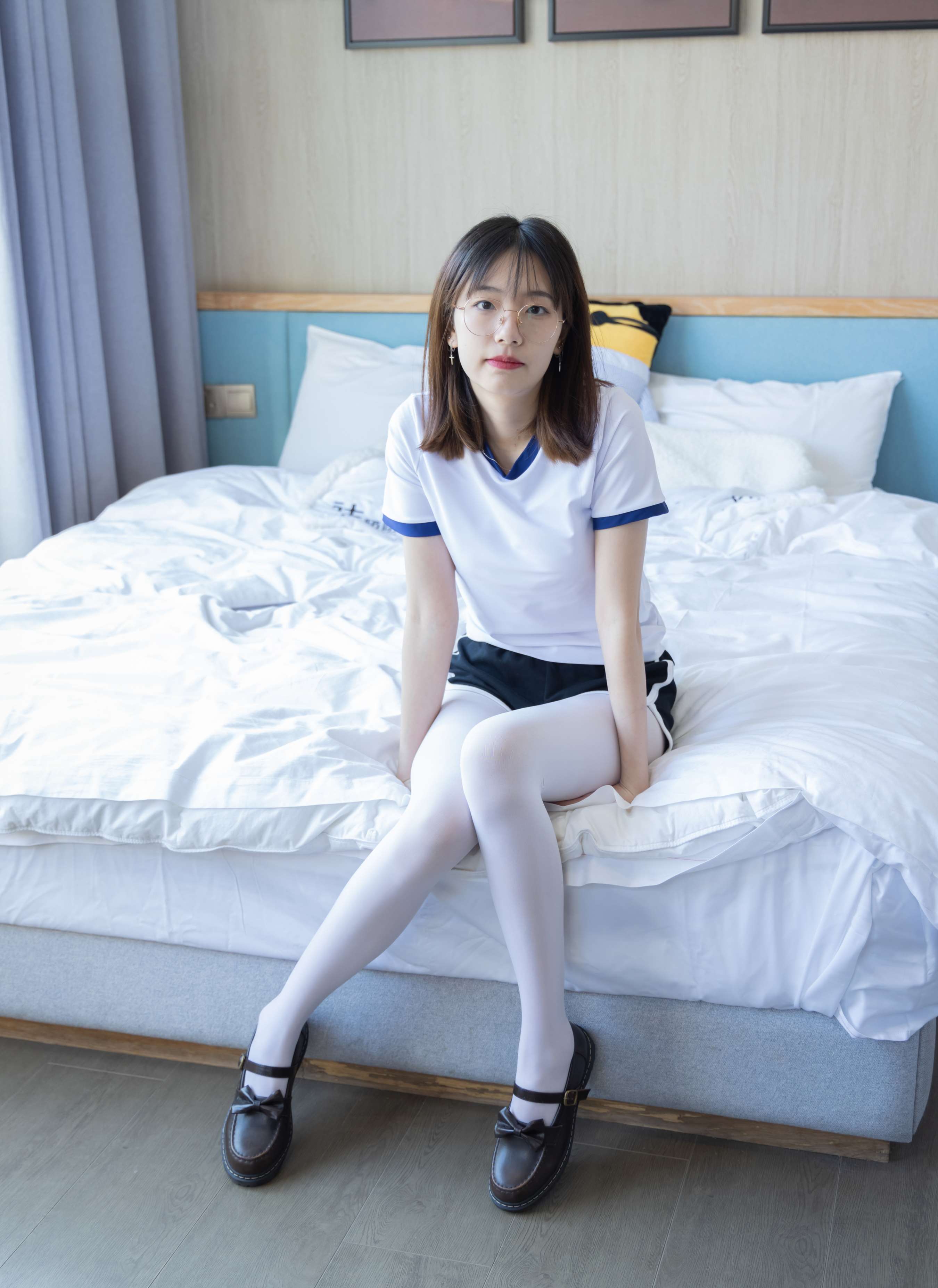 《小甜豆皮鞋の厚白丝》作品图