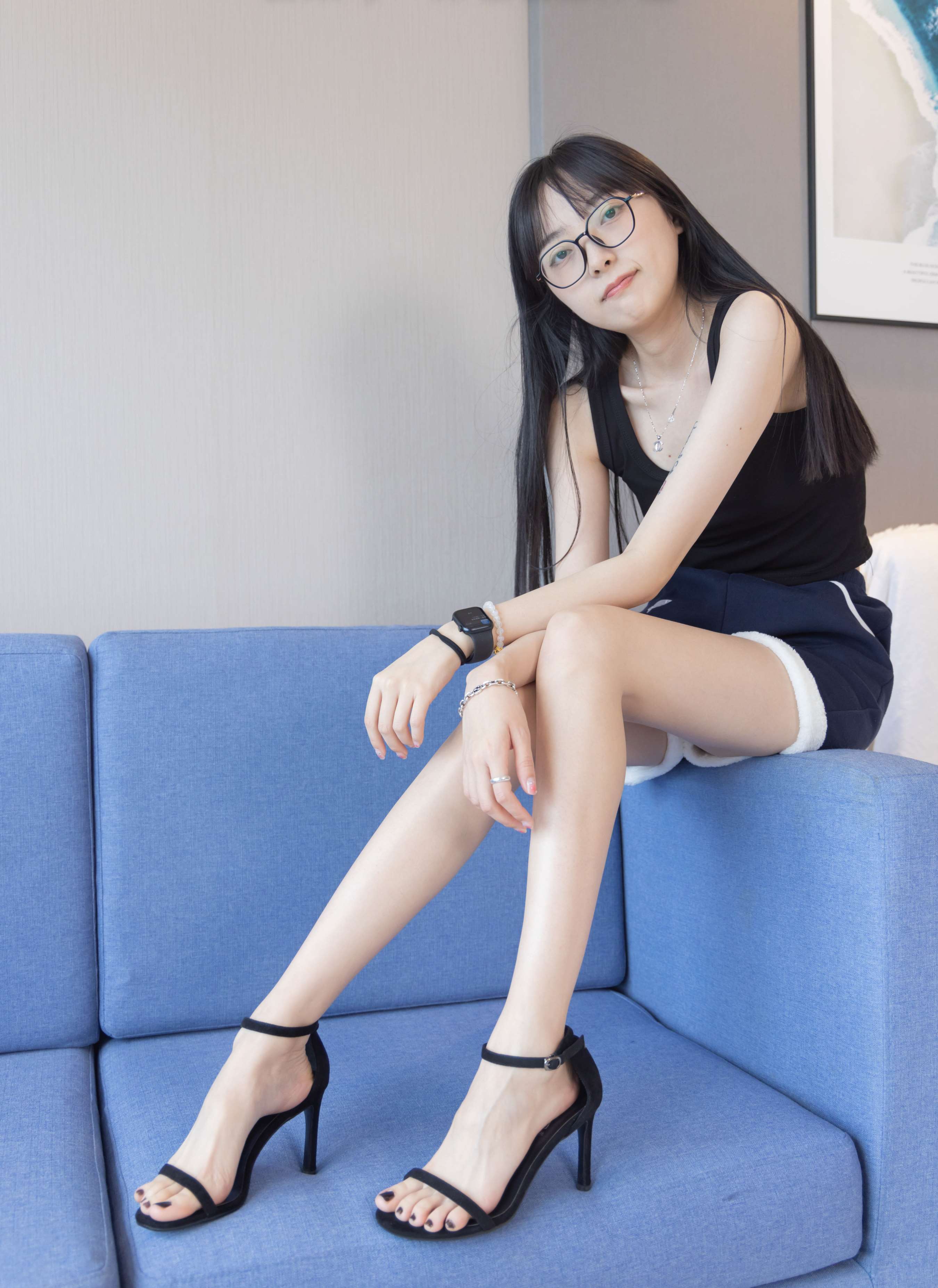 《稚予小姐姐高跟鞋の裸足涂黑色指甲油》作品图