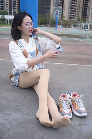 小伊少女 春天的花开满了墙