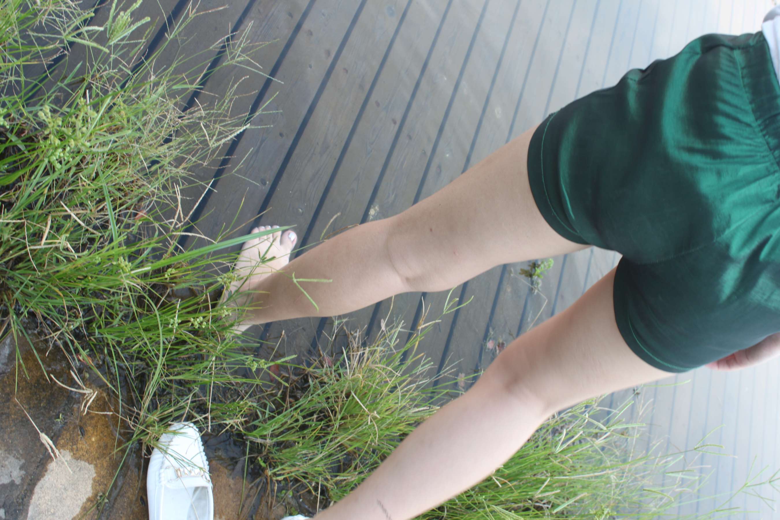 《墨镜裸足小姐姐》作品图