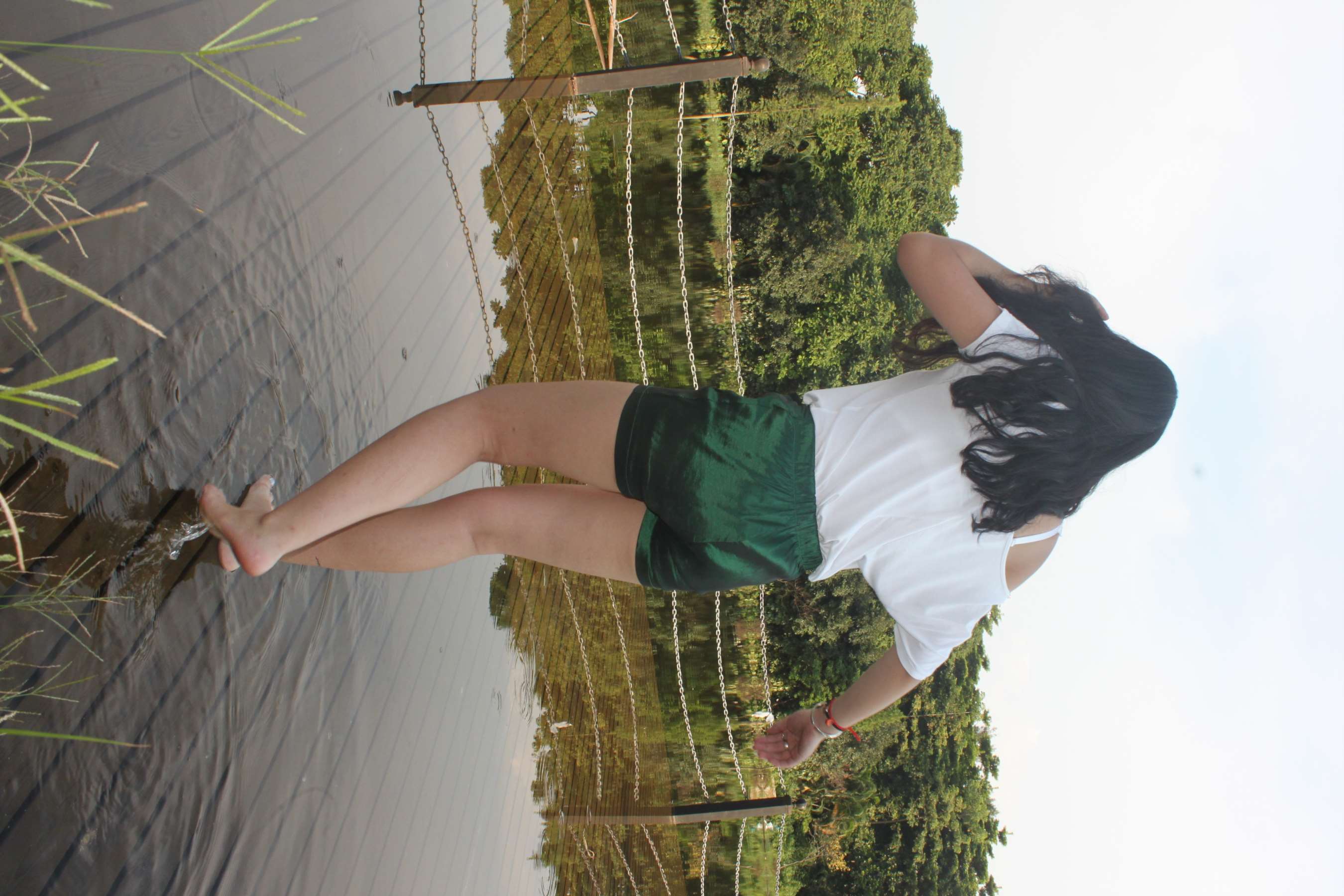 《墨镜裸足小姐姐》作品图