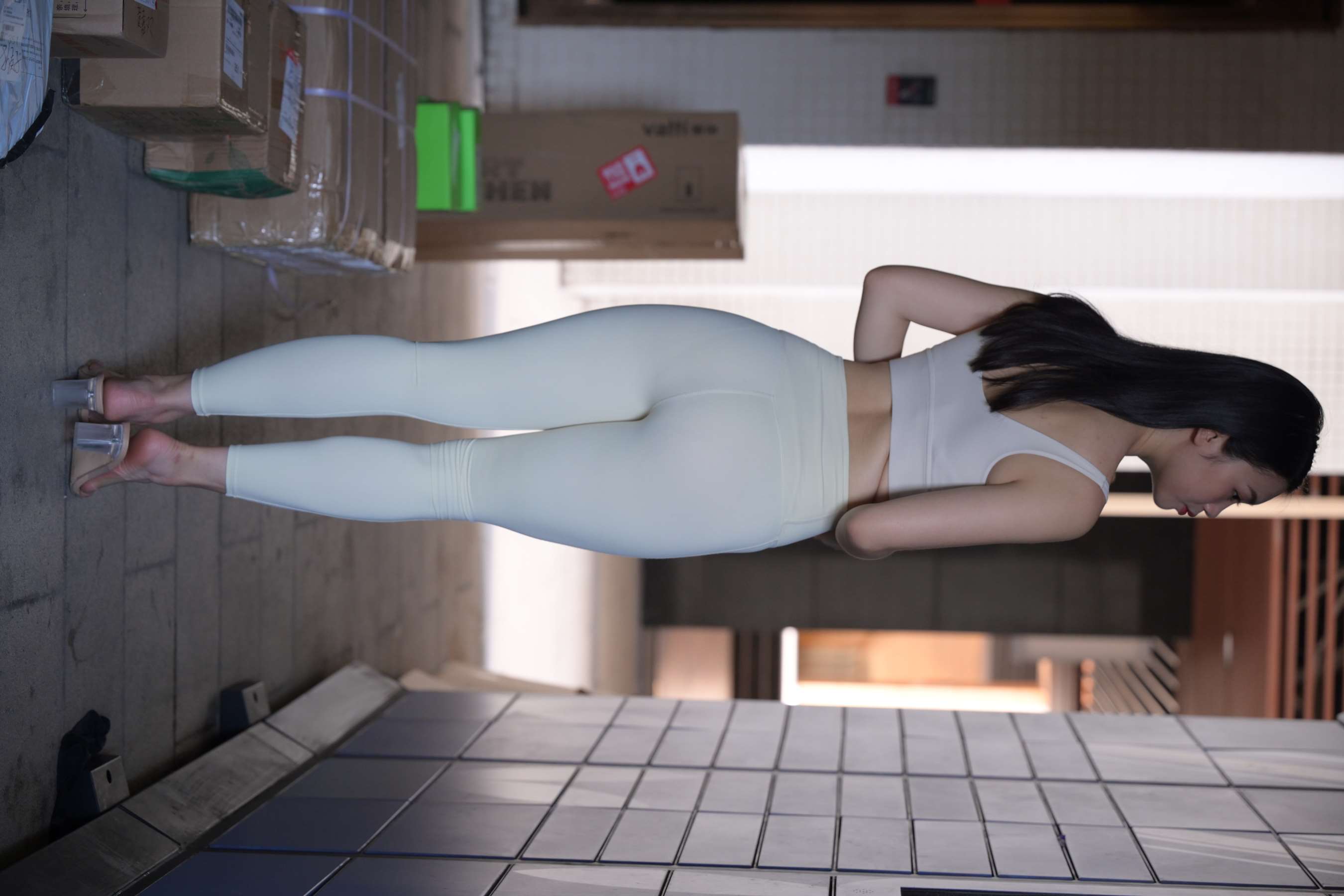 《浅黄瑜伽裤少女练瑜伽》作品图