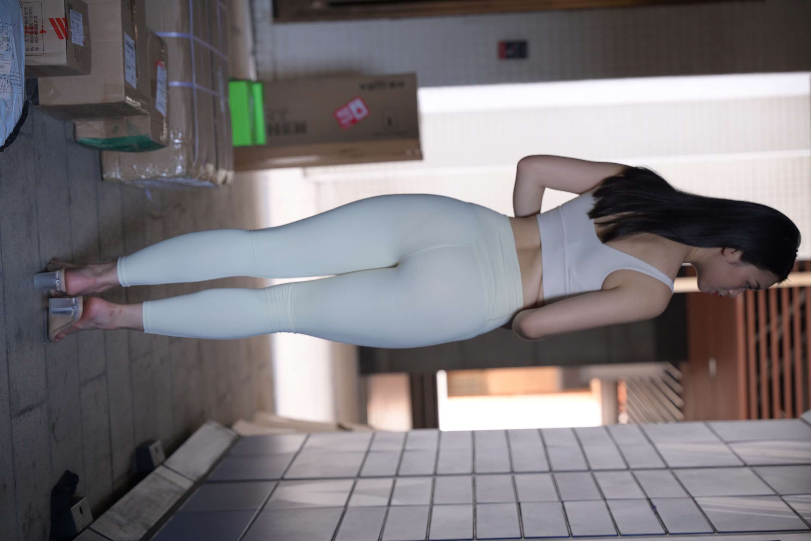 《浅黄瑜伽裤少女练瑜伽》作品图