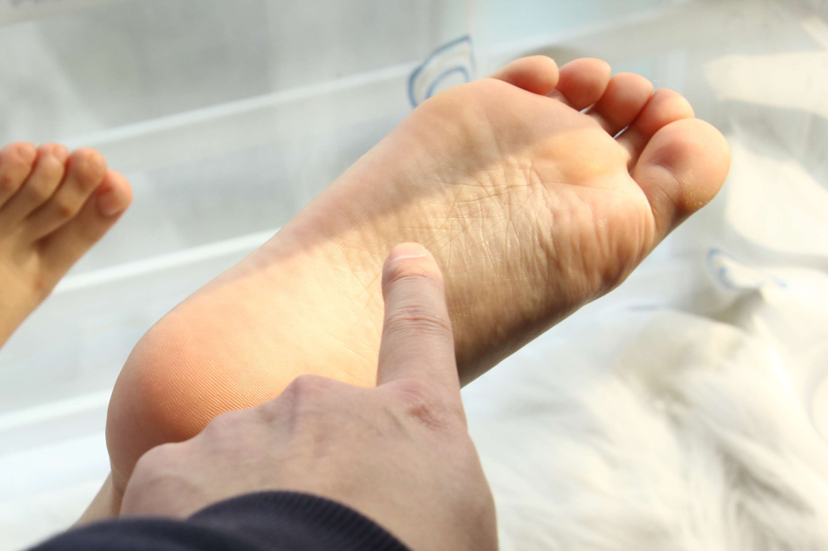 《毛毯上少女展嫩足》作品图