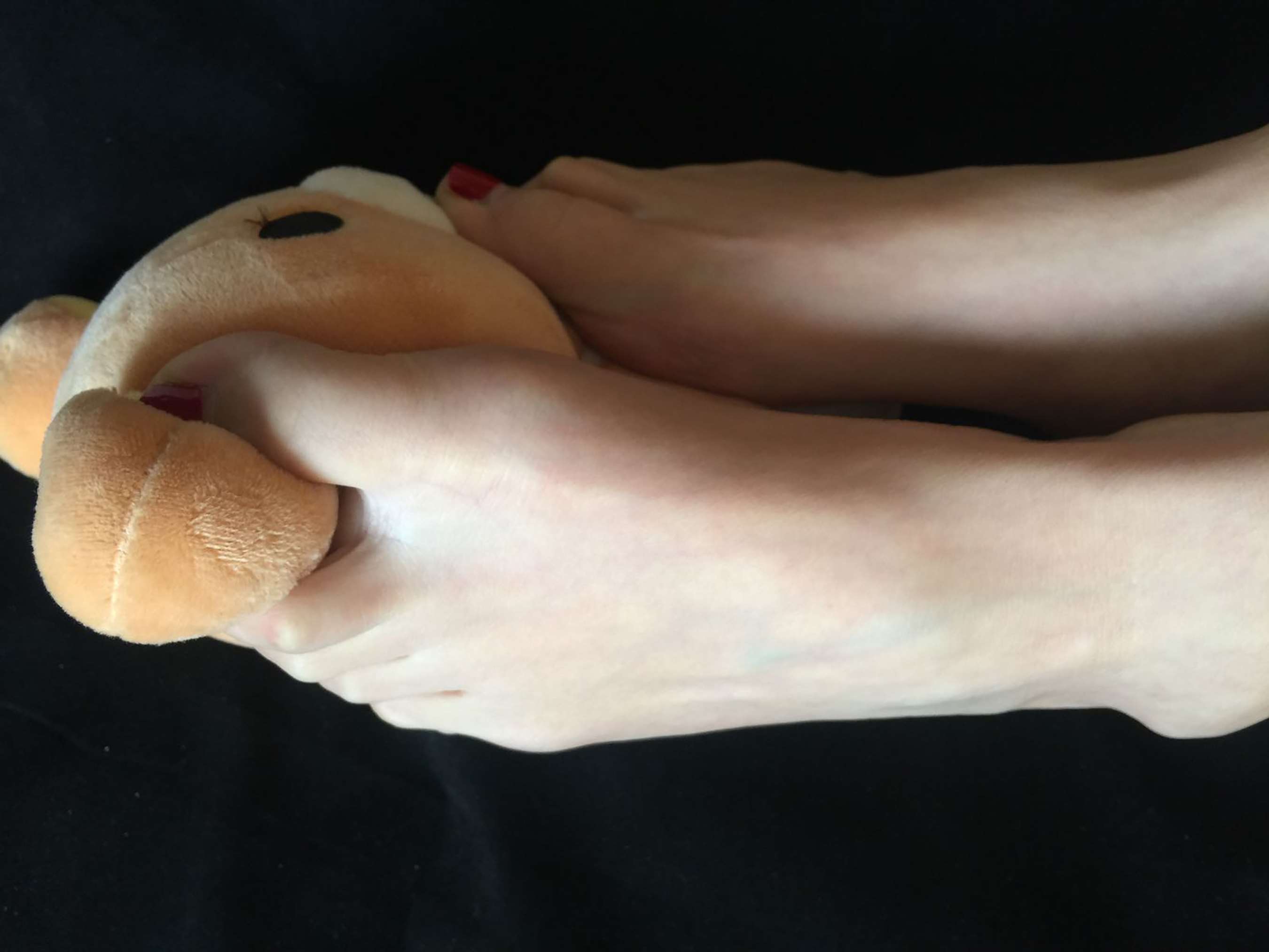 《小姐姐嫩足玩熊仔》作品图