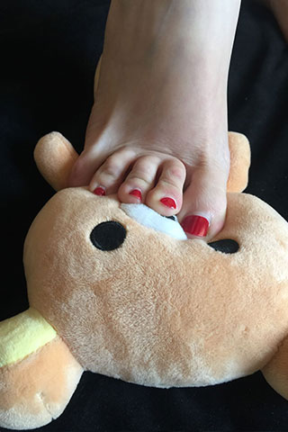 小姐姐嫩足玩熊仔