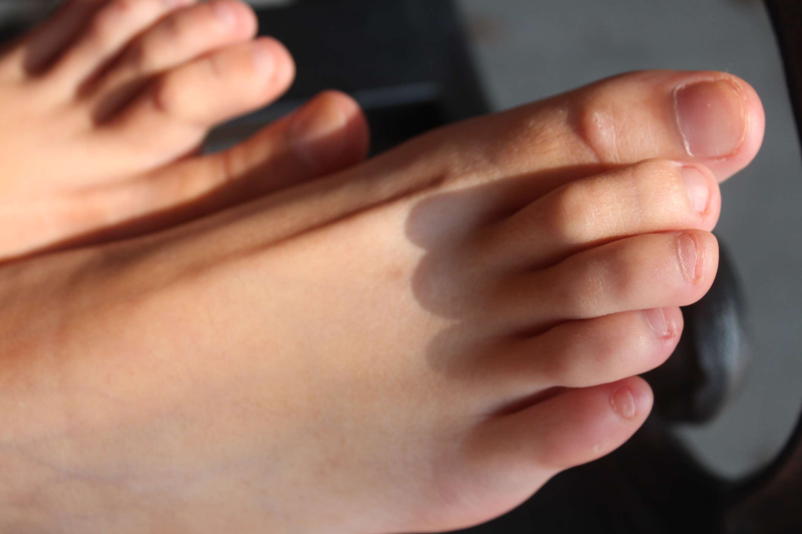 《校园长板凳上展嫩足》作品图