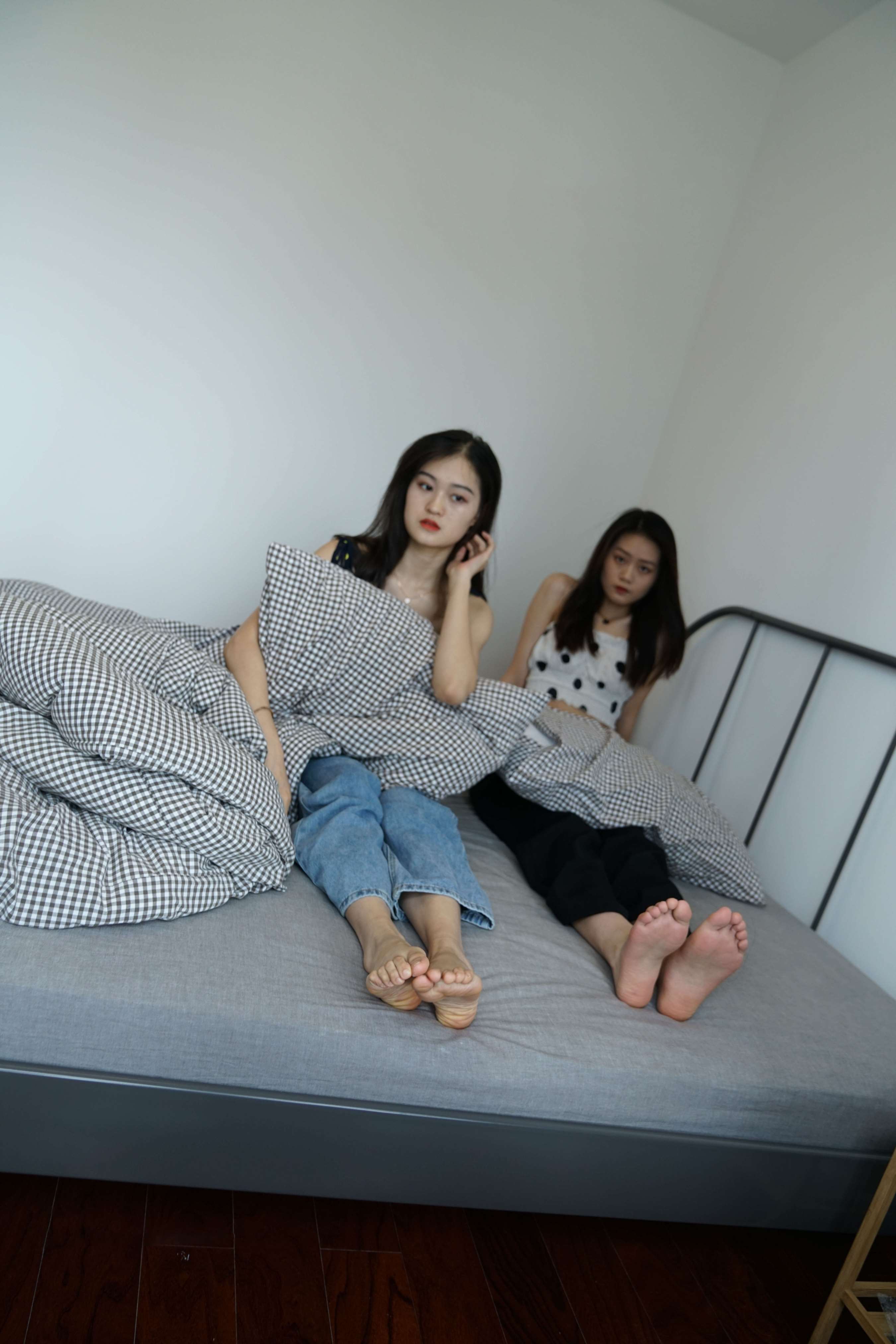 《和闺蜜打闹》作品图