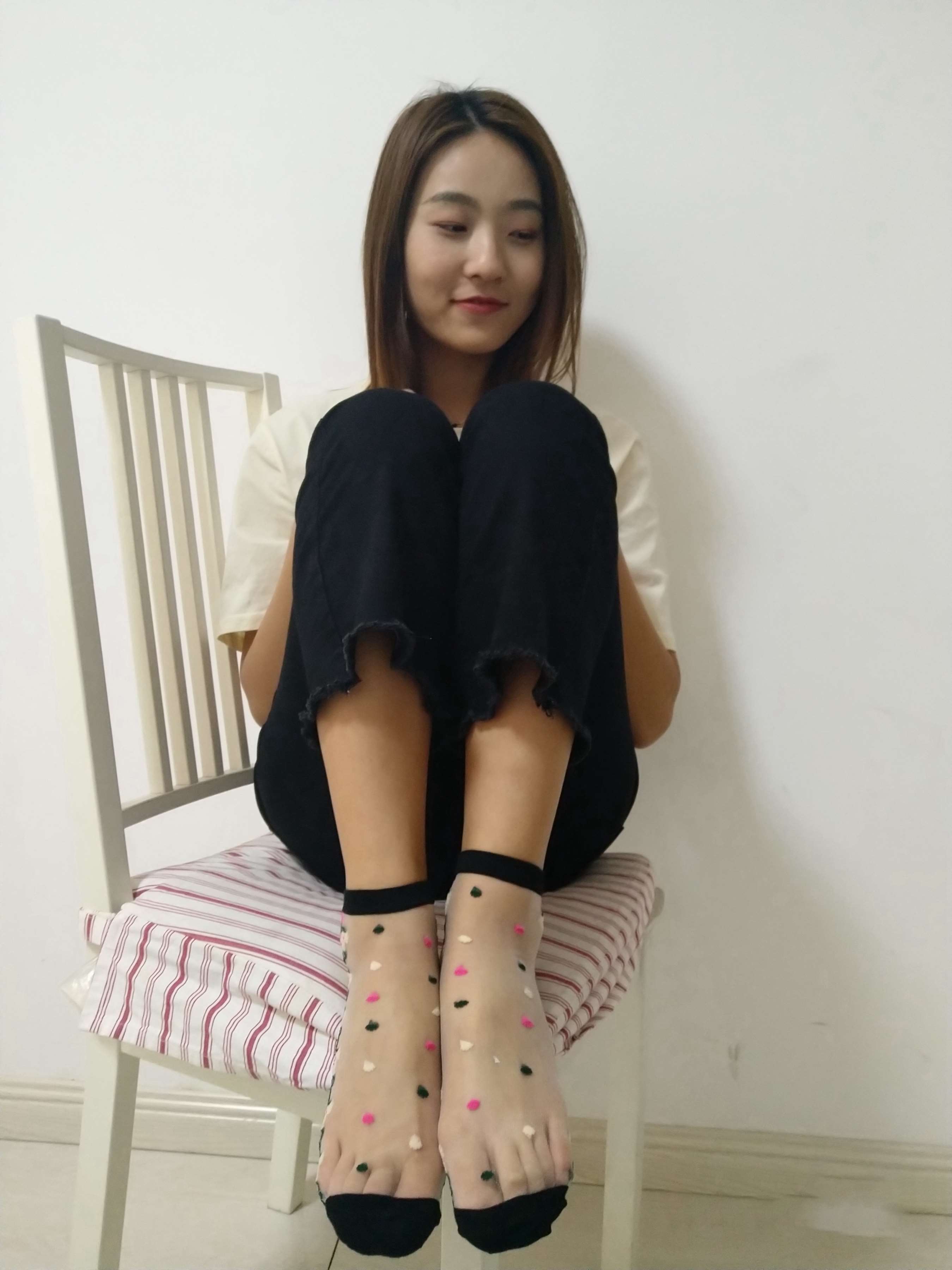 《少女脱袜展嫩足》作品图