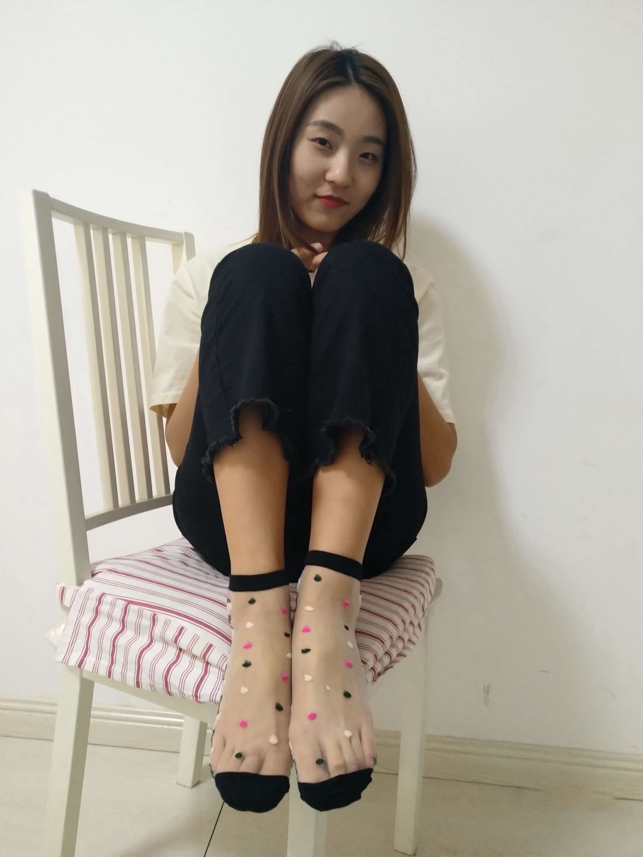 《少女脱袜展嫩足》作品图