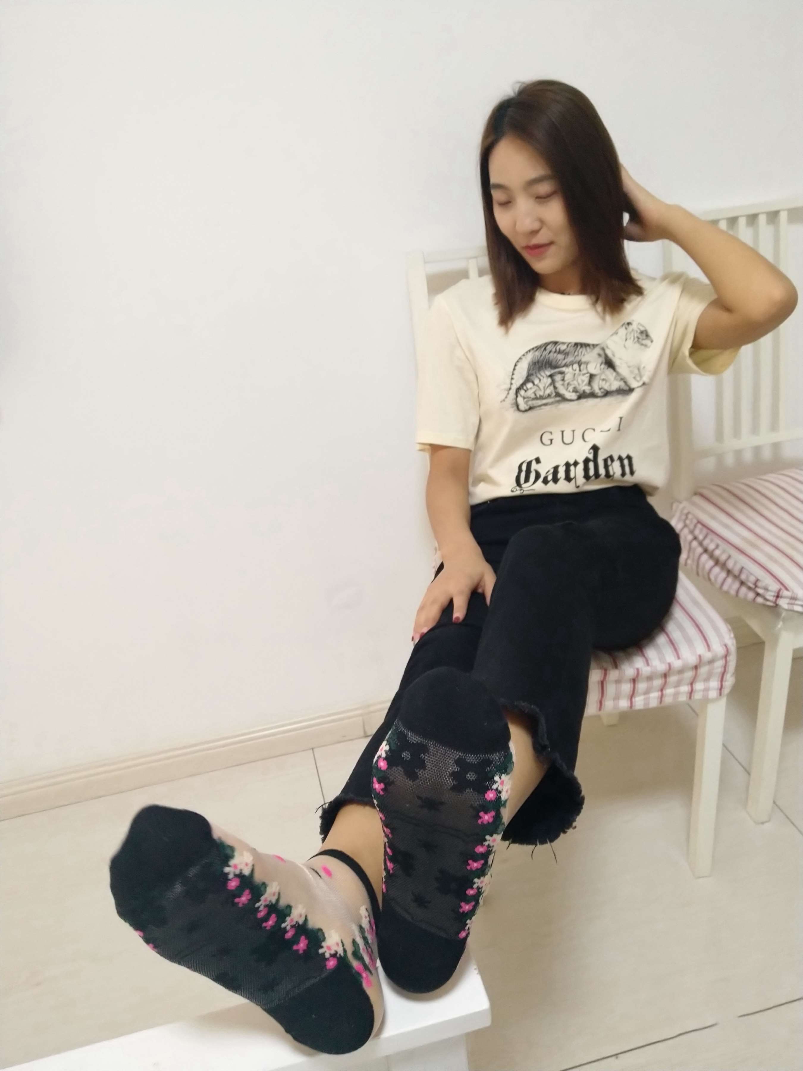 《少女脱袜展嫩足》作品图