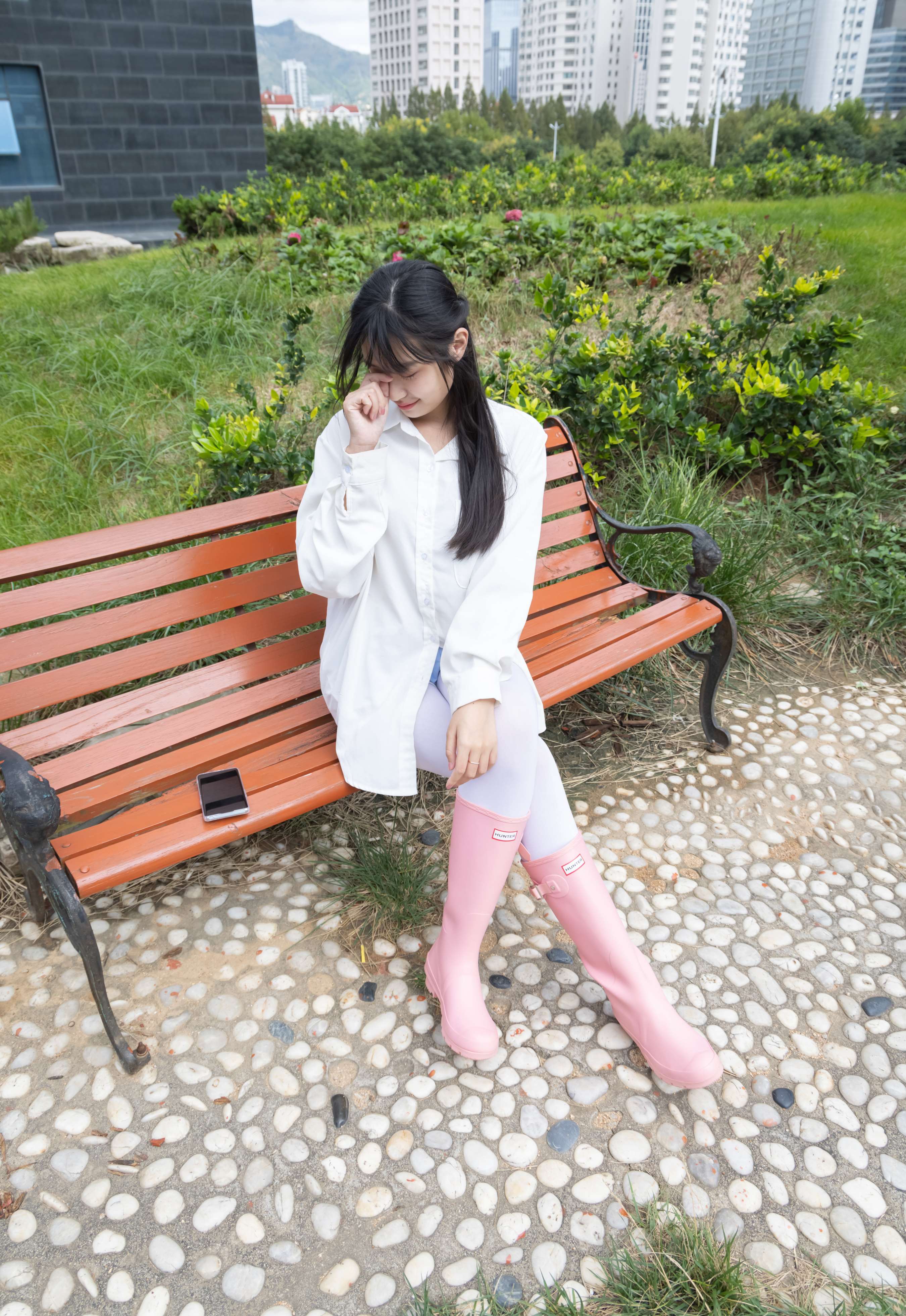 《小敏雨靴の白丝袜》作品图