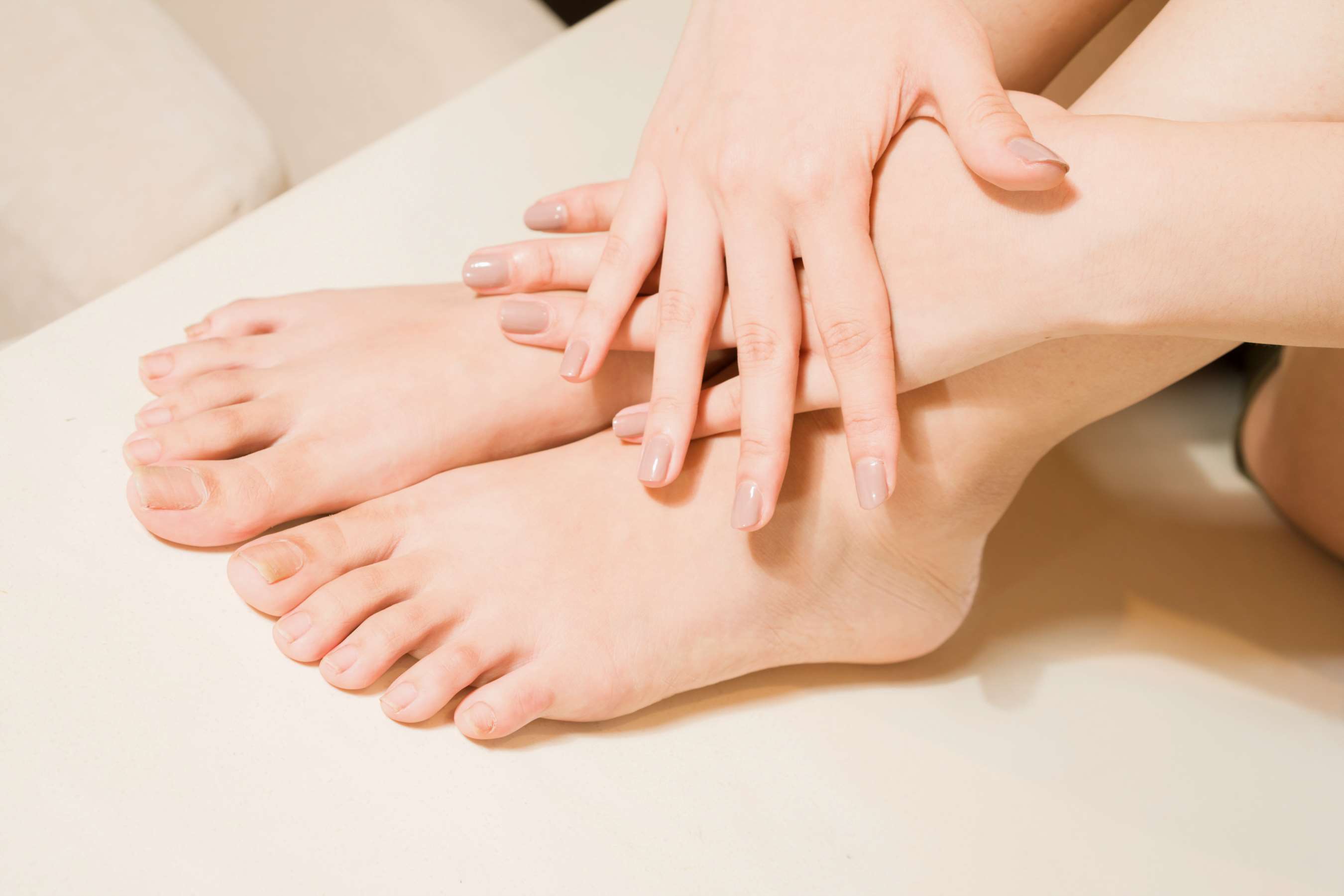 《少女嫩足》作品图