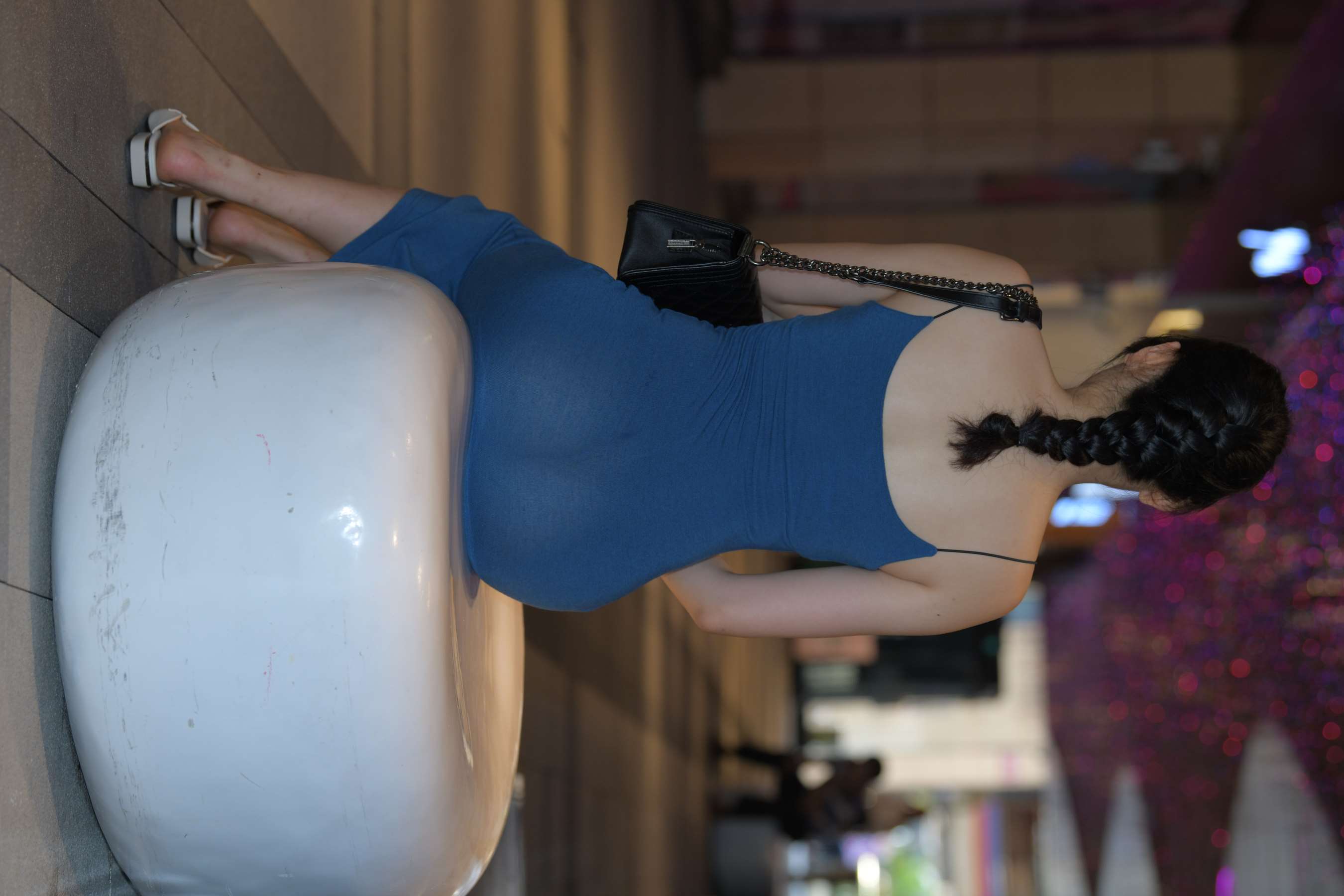 《蓝色包臀裙女孩》作品图