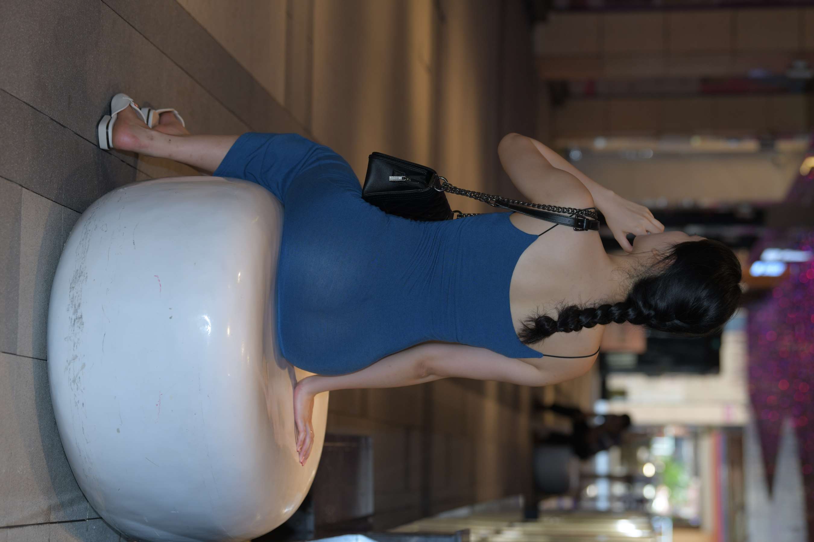 《蓝色包臀裙女孩》作品图