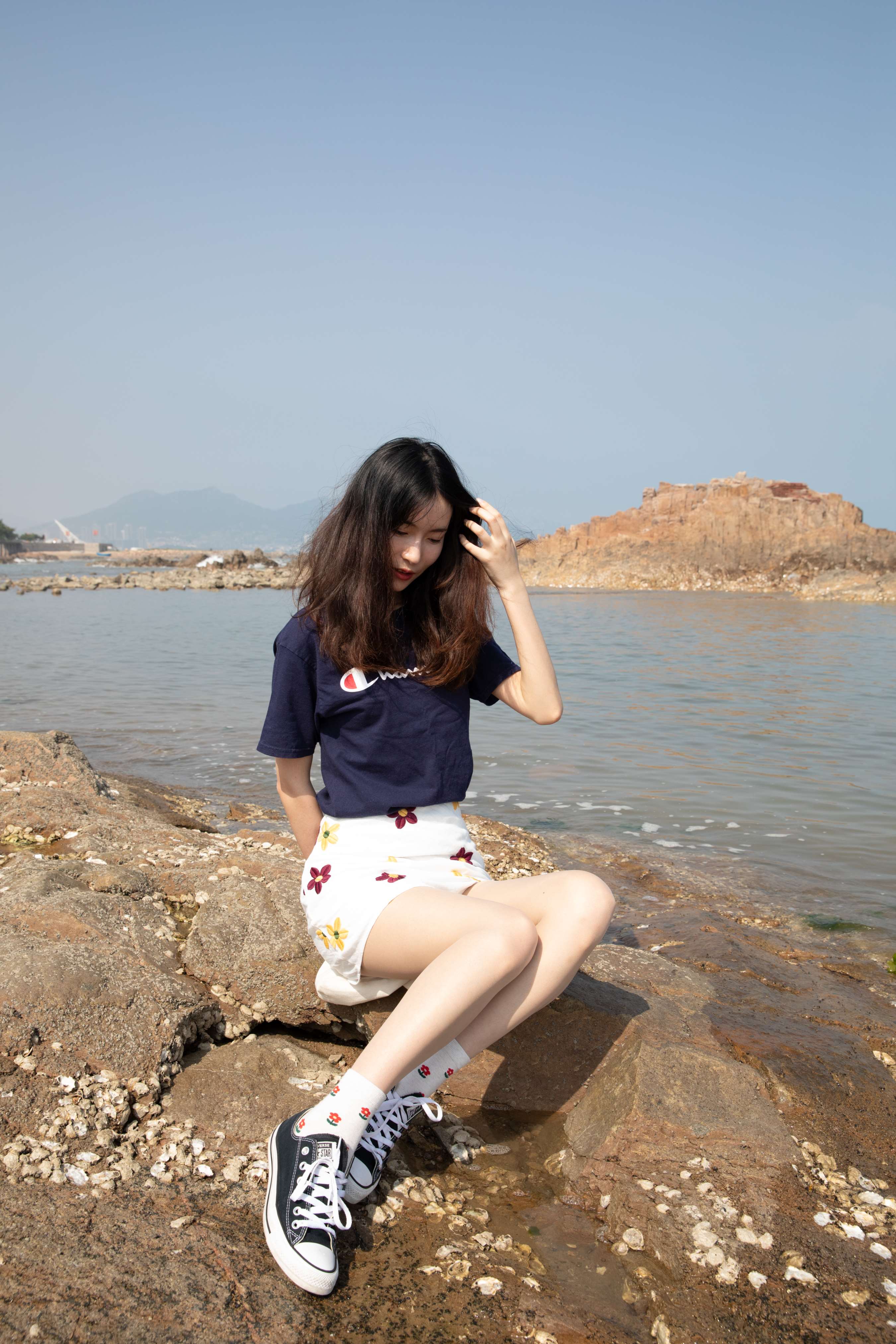 《小姐姐海边展丝足》作品图