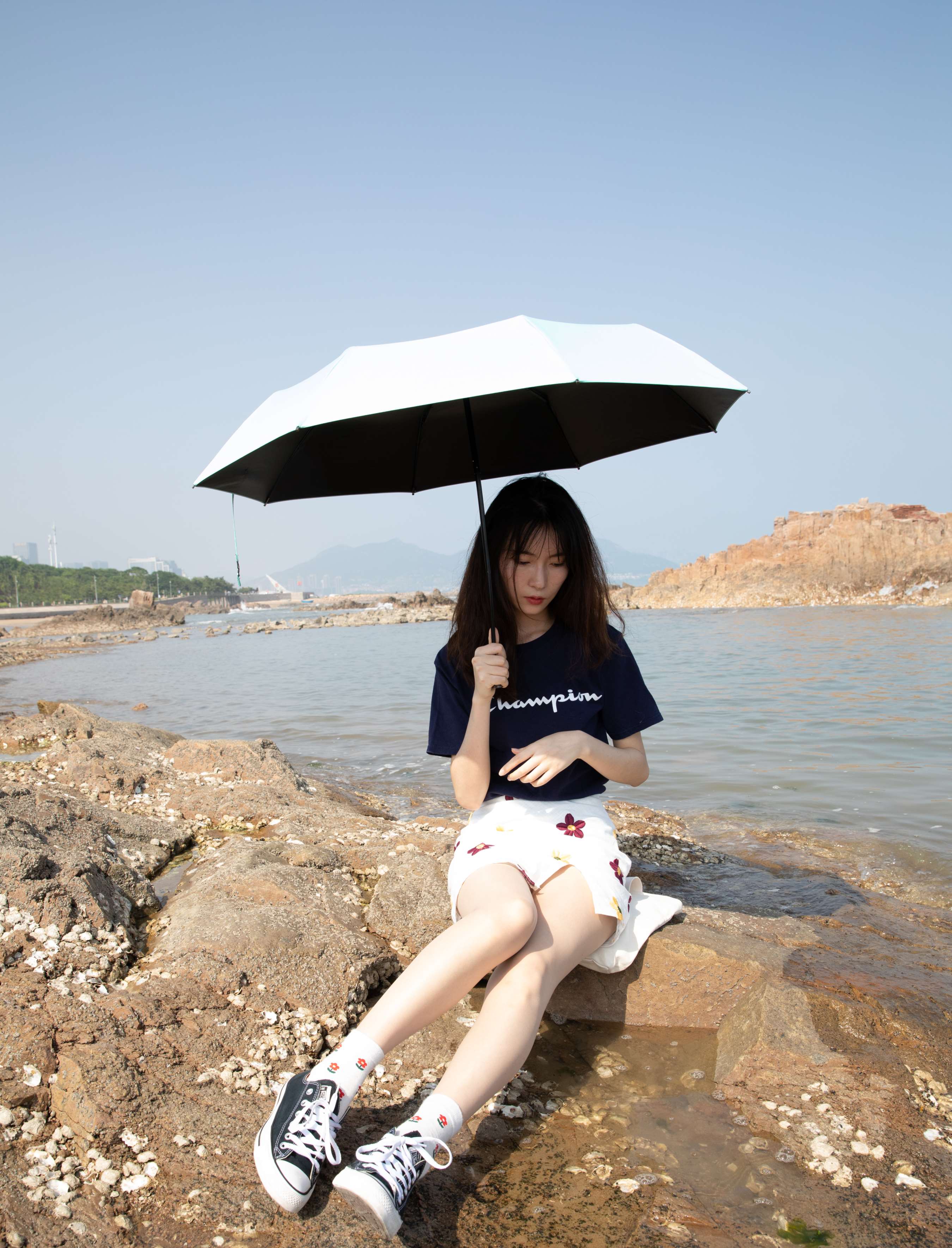 《小姐姐海边展丝足》作品图