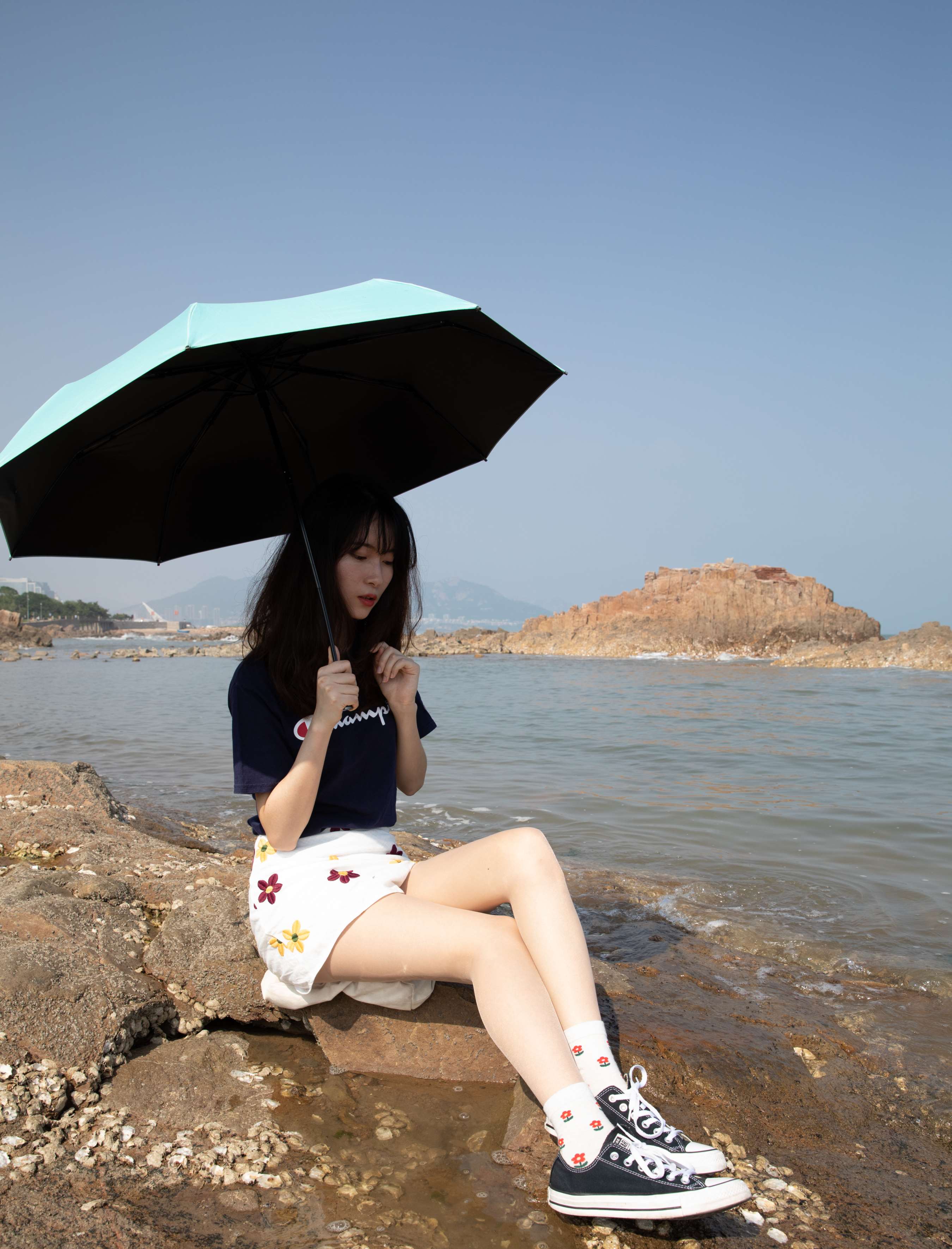 《小姐姐海边展丝足》作品图