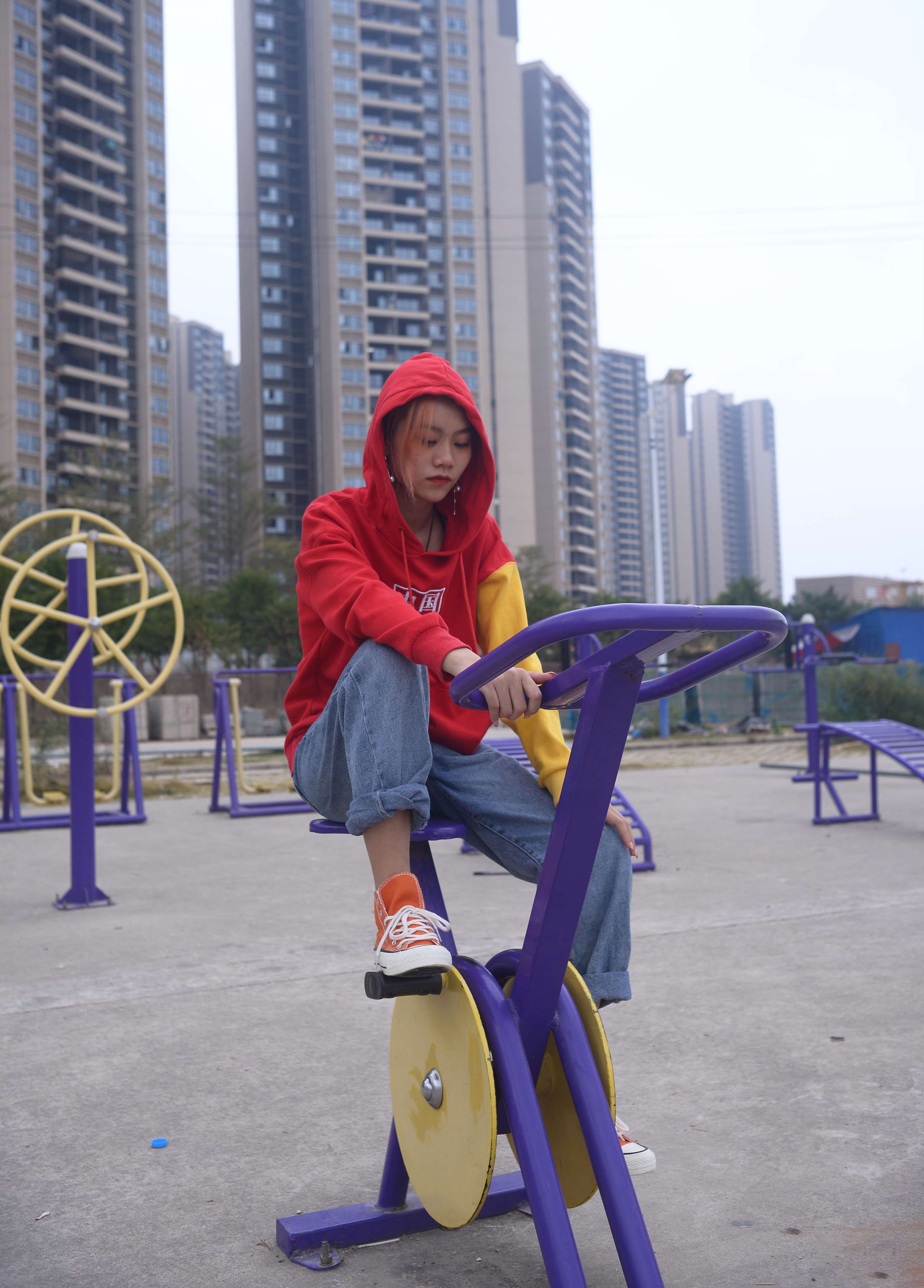 《彤彤健身器材上展嫩足》作品图