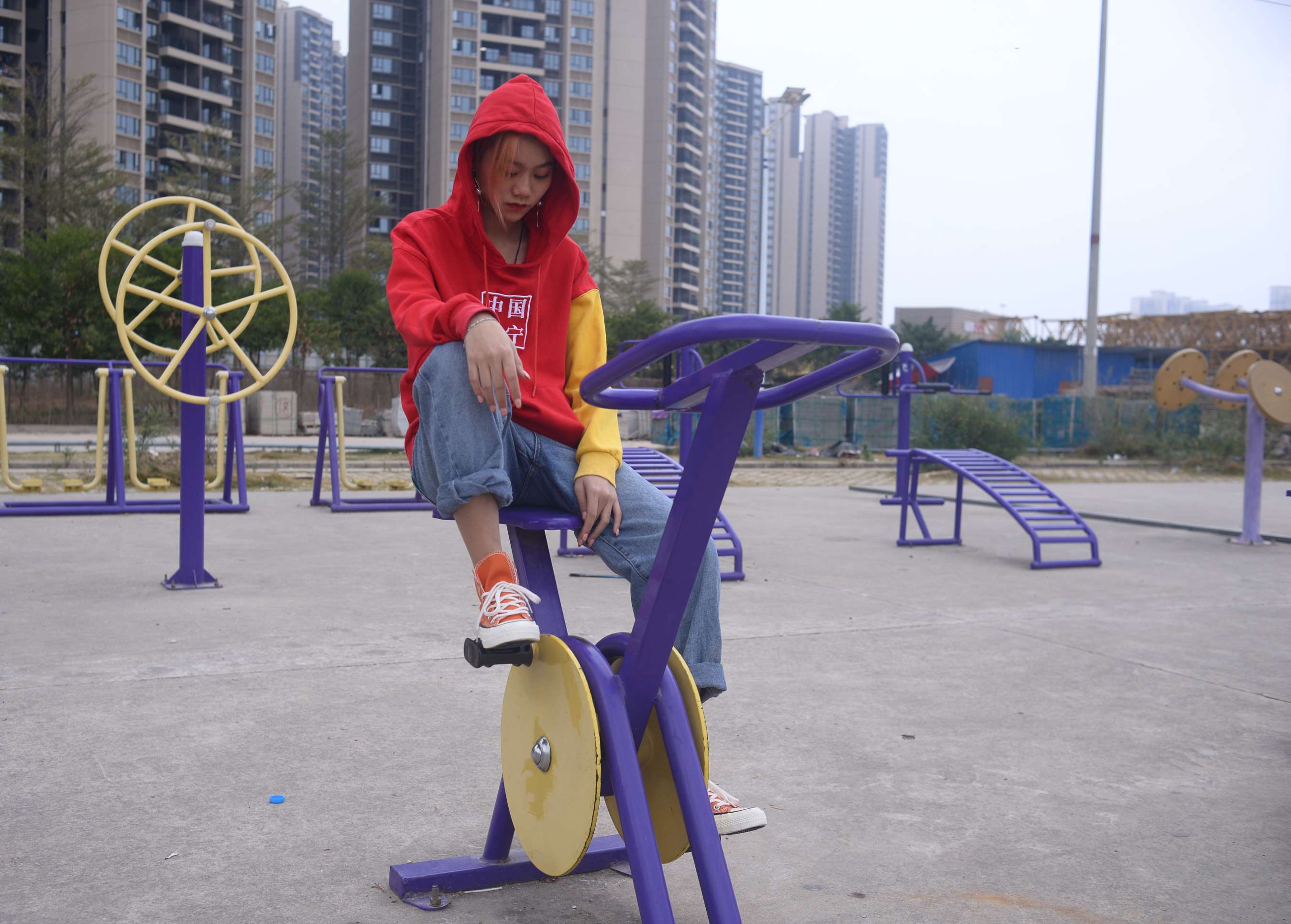 《彤彤健身器材上展嫩足》作品图