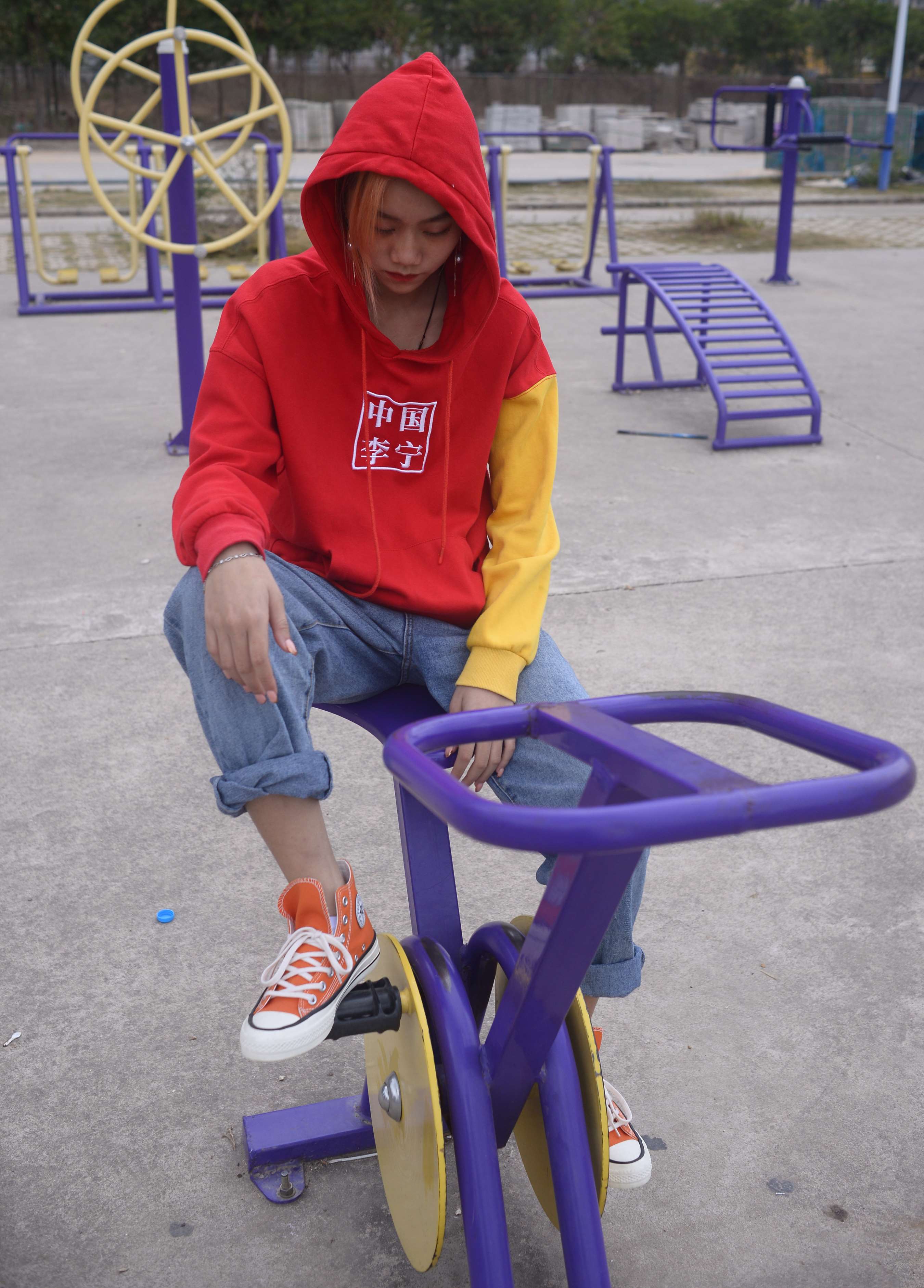 《彤彤健身器材上展嫩足》作品图