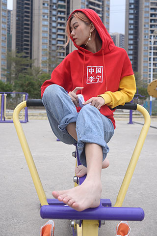 彤彤健身器材上展嫩足