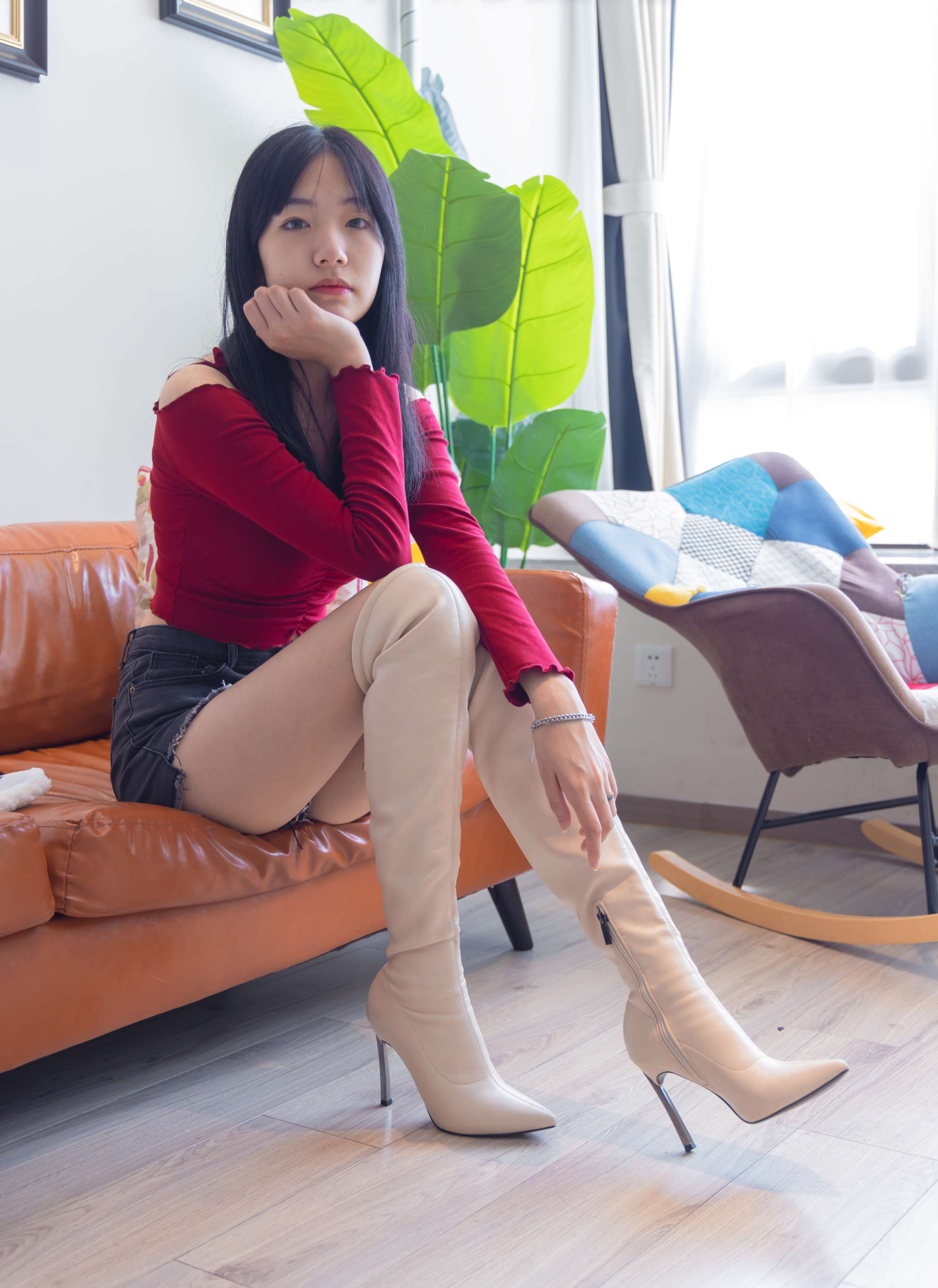 《小甜豆高跟长靴白棉袜の裸足》作品图