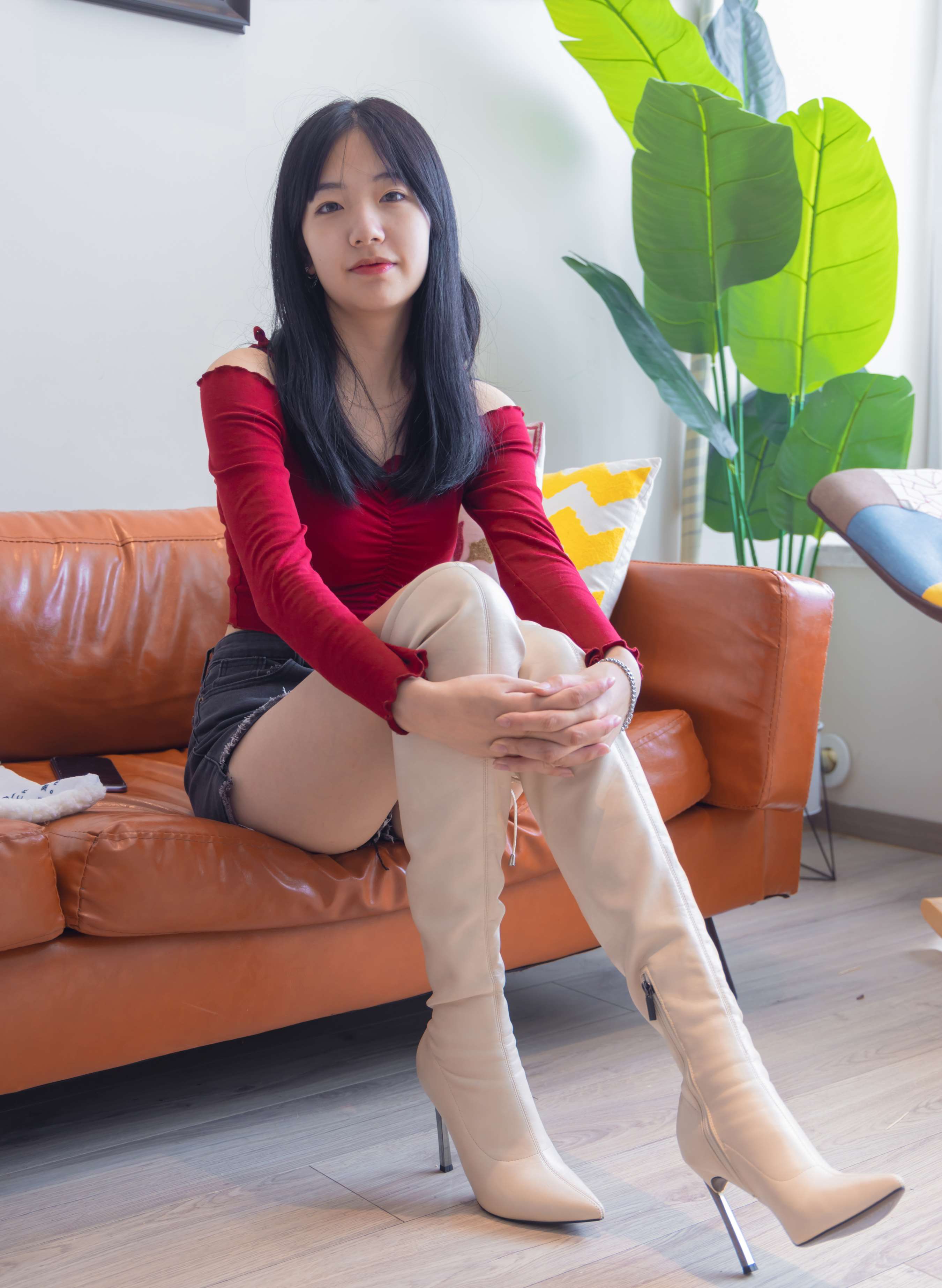 《小甜豆高跟长靴白棉袜の裸足》作品图