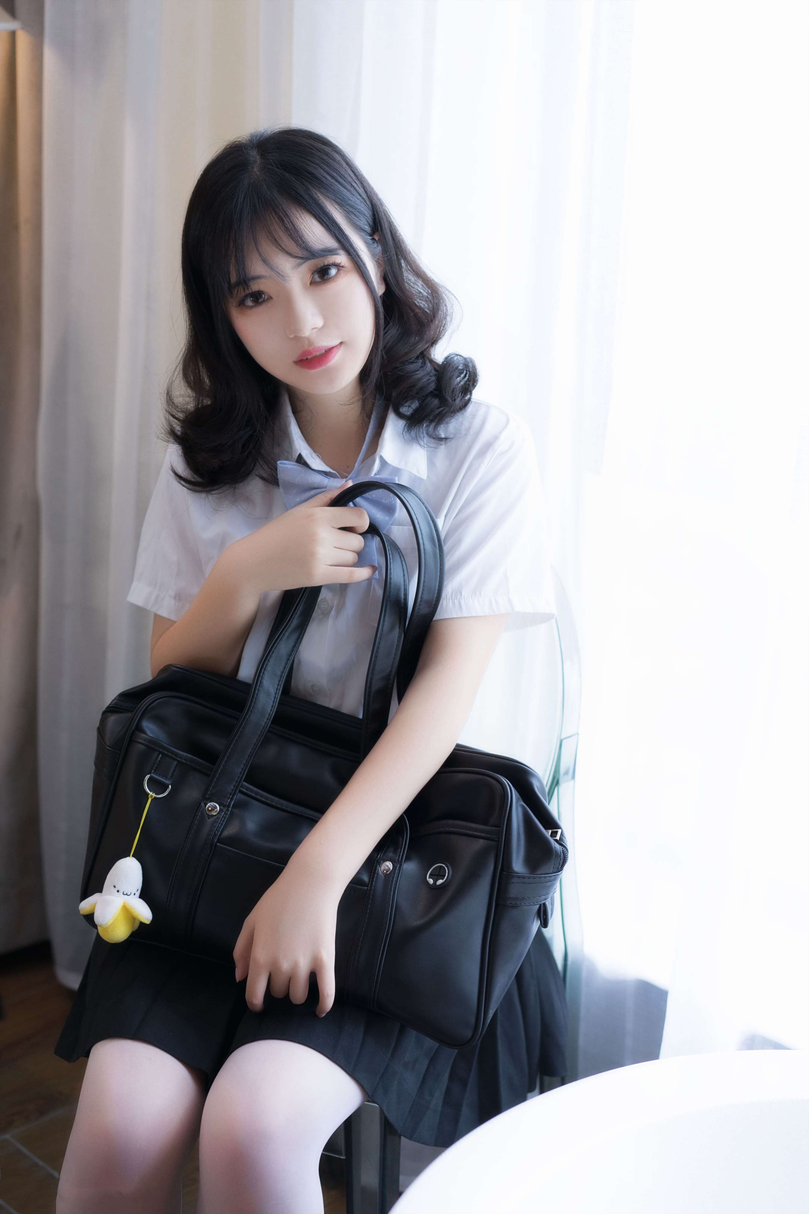 《黑丝与白丝少女》作品图