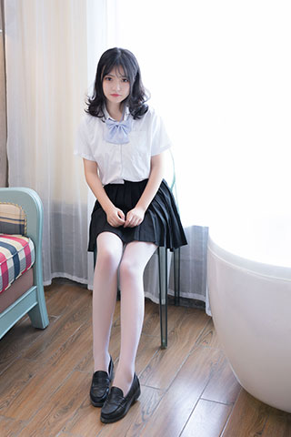 黑丝与白丝少女