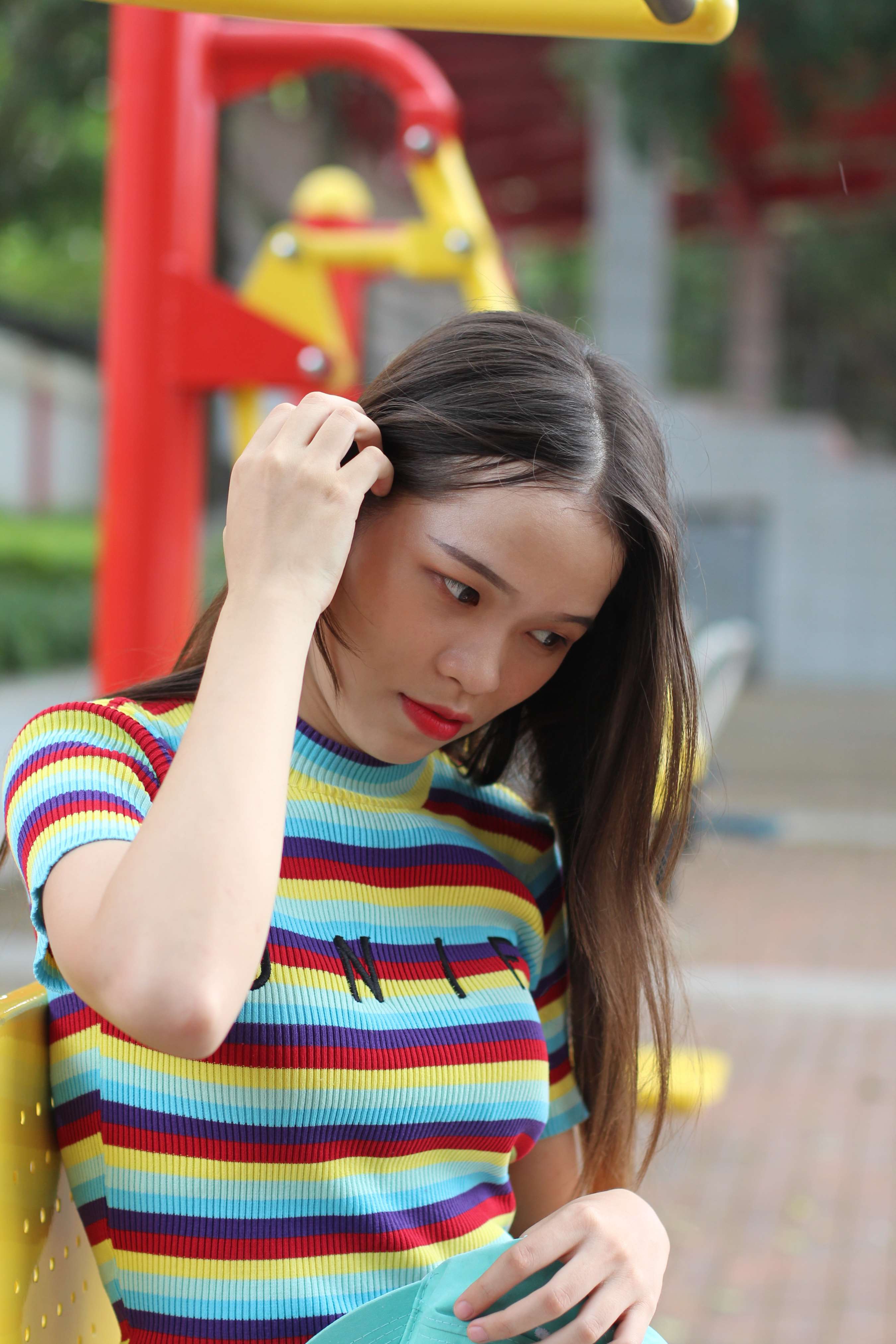 《小姐姐嫩足玩花》作品图