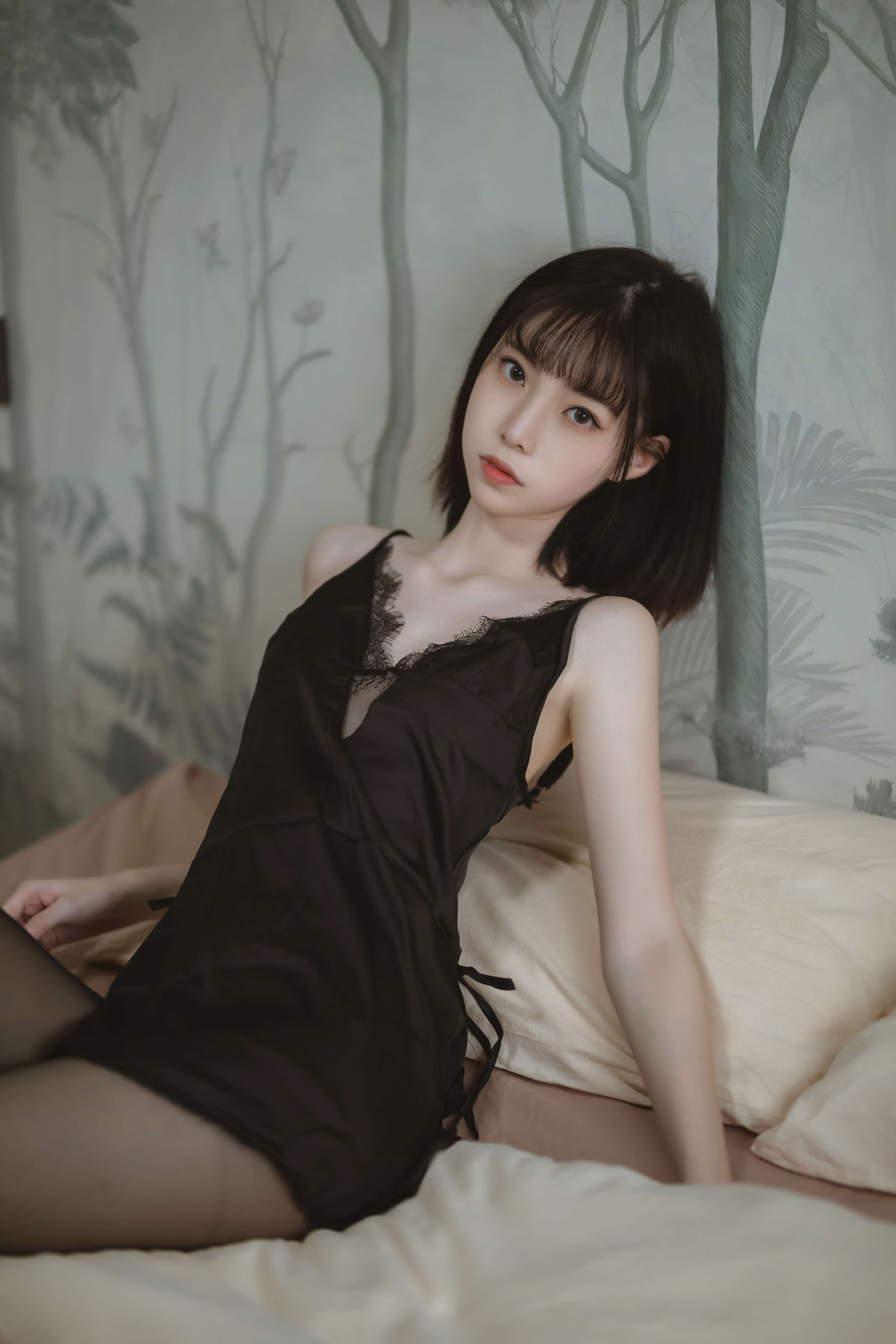 《黑色蕾丝睡衣》作品图