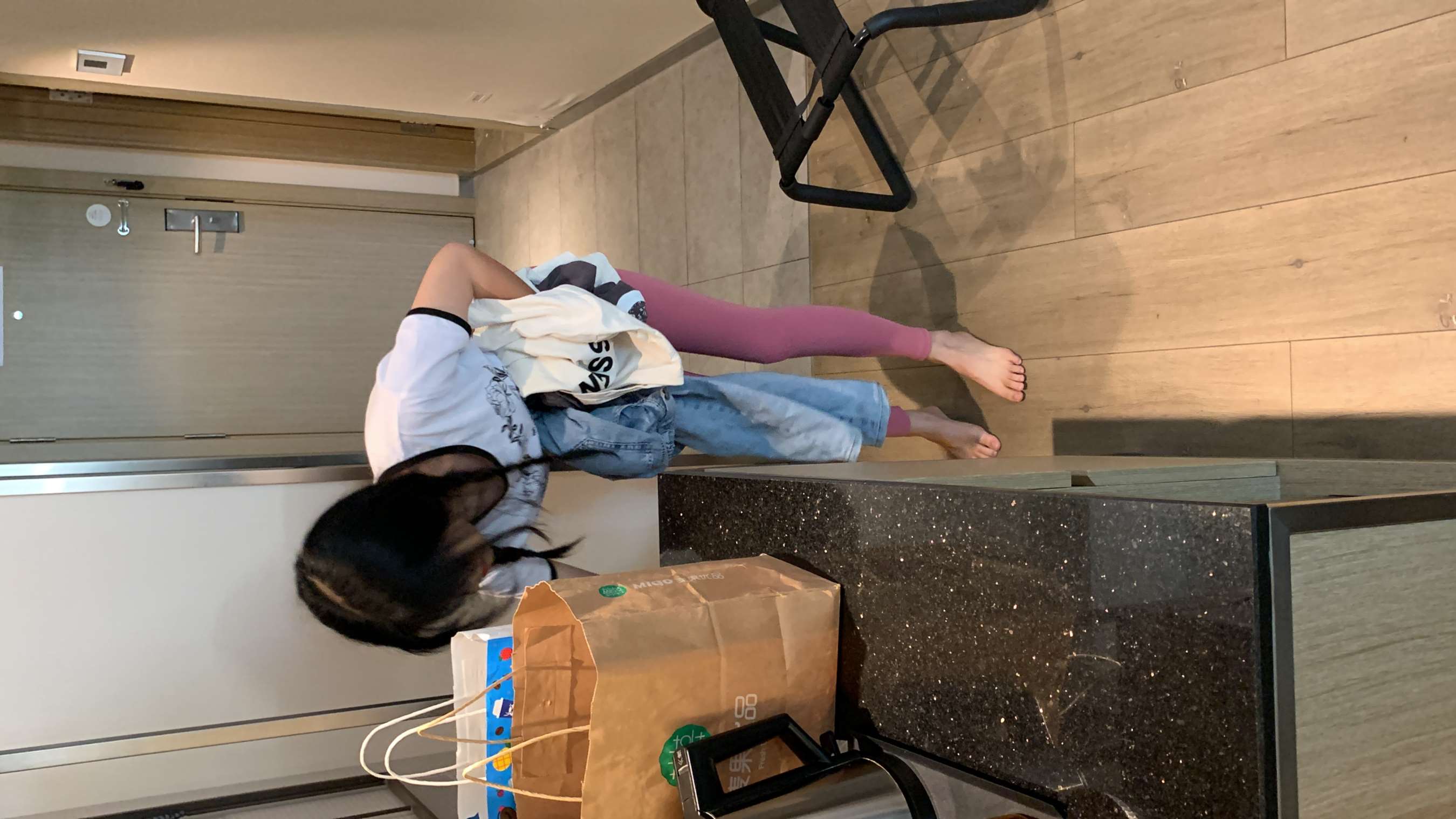 《少女的多双棉袜脚》作品图