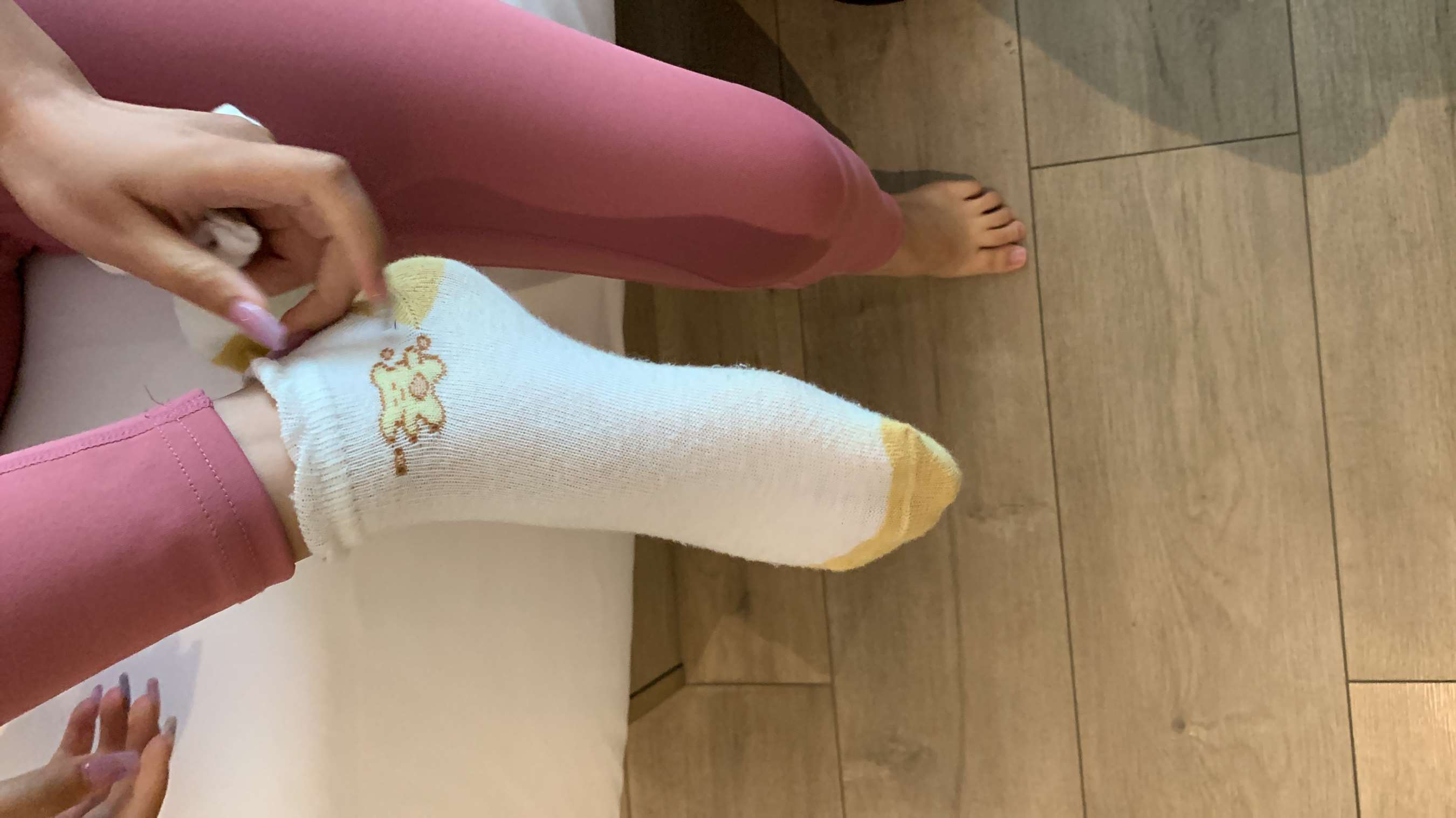 《少女的多双棉袜脚》作品图